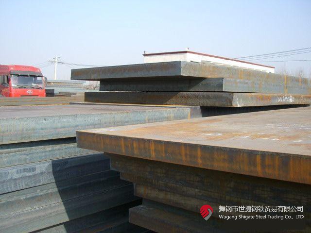 “這是我們研發(fā)的又一個國內(nèi)首發(fā)產(chǎn)品——174mm的高端特厚鉻鉬鋼板，一共11塊，將替代進(jìn)口，獨(dú)家應(yīng)用于江蘇某重點技改項目核心裝置——氨合成反應(yīng)器的制造！”9月5日，在河鋼集團(tuán)舞鋼公司產(chǎn)線上，看著一批鋼板即將裝車發(fā)往客戶，科技部研發(fā)人員李某某一臉自豪。  該產(chǎn)品的各項要求在此類鋼板中堪稱“史上最嚴(yán)”。由于該項目中的氨合成反應(yīng)器需要在高溫、高壓及氫腐蝕等極端條件下使用，對所需鋼鐵材料有著極為嚴(yán)苛的要求，對該類鋼板的生產(chǎn)研發(fā)來說堪稱“史上最嚴(yán)”。舞鋼公司在客戶項目設(shè)計的前期，就積極充分發(fā)揮技術(shù)優(yōu)勢，結(jié)合針對該項目所量身打造的科研攻關(guān)團(tuán)隊，與用戶深入對接，為其設(shè)計滿足該項目個性化需求的高端特厚鋼板。在研發(fā)過程中，針對鋼板的模擬焊后熱處理工藝溫度及檢驗技術(shù)難度在該厚度范圍為行業(yè)最嚴(yán)、居國際領(lǐng)先水平的客觀實際，舞鋼公司加大技術(shù)創(chuàng)新力度，創(chuàng)新設(shè)計軋制、熱處理工藝，一舉攻克了高溫長時模擬焊后特厚鋼板全厚度界面低溫沖擊功參數(shù)較差的行業(yè)共性技術(shù)難題，并全流程嚴(yán)格把控工藝技術(shù)質(zhì)量管理，最終打造出探傷合格率和性能合格率均為100%且極具舞鋼特色的高端特厚鉻鉬鋼板，產(chǎn)品各項技術(shù)指標(biāo)處于國際領(lǐng)先水平，贏得了客戶稱贊。