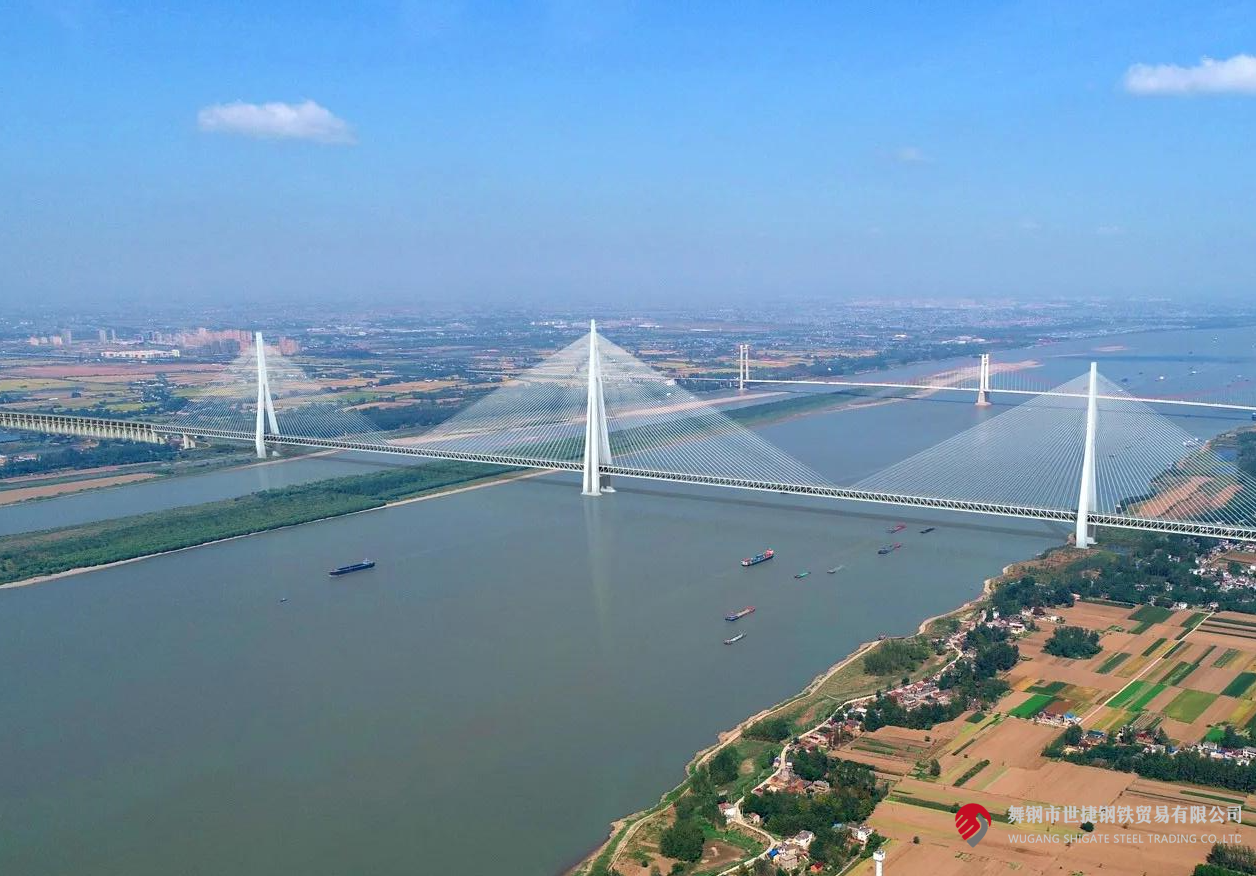 4月10日，中央電視臺《新聞聯(lián)播》和《東方時空》節(jié)目同時播報了世界最大跨度三塔斜拉橋——馬鞍山長江公鐵大橋主塔開始吊裝的消息。該項目建設過程中，河鋼集團舞鋼公司累計為其供應高級別橋梁鋼板Q370qE、Q420qE、Q500qE近6萬噸，用于該橋關鍵部位建設。其中，批量供貨的高級別橋梁鋼Q500qE各項技術指標世界領先。目前，舞鋼高端橋梁鋼實現(xiàn)了從Q345到Q690級別的全覆蓋。    2219e9e1e81cd18f2738bf2b469e6b98.png  近年來，舞鋼加速“兩個結構”優(yōu)化，以高端客戶需求和產業(yè)鏈高質量發(fā)展為導向，不斷推動技術和產品升級。針對項目需求，舞鋼成立攻關團隊，與客戶深度對接，精心設計生產保供方案，通過精確控制冶煉過程，確保了鋼板內部質量穩(wěn)定；創(chuàng)新軋制、熱處理工藝，攻克制約鋼板強度提升的工藝瓶頸，確保了鋼板各項性能全部滿足客戶要求。  為了保證在極短的交貨期內實現(xiàn)高質量交貨，舞鋼集中各類優(yōu)勢資源，創(chuàng)新橋梁鋼生產工藝，將交貨期縮短了約5天時間。在客戶的加工使用、安裝等各環(huán)節(jié)，舞鋼技術營銷服務團隊及進跟進，為其提供精準、專業(yè)的服務，贏得了客戶信賴。  馬鞍山長江公鐵大橋單跨1120米，雙跨連續(xù)跨度2240米；中塔塔高345米，相當于115層樓，為目前世界最高橋塔；承臺長89.2米、寬54.7米，平面面積近5000平方米，相當于8個標準籃球場，為目前世界最大規(guī)模的橋梁樁基礎。