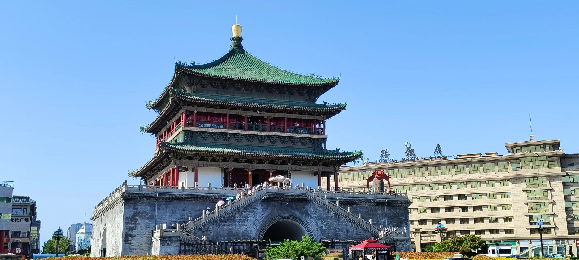 西安是國(guó)務(wù)院公布的首批國(guó)家歷史文化名城，有西周、秦、西漢、唐等在內(nèi)的13個(gè)朝代在此建都，是世界四大古都之一，中國(guó)古都學(xué)會(huì)認(rèn)定的中國(guó)建都朝代最多、帝都?xì)v史最長(zhǎng)的古都。曾經(jīng)作為中國(guó)首都和政治、經(jīng)濟(jì)、文化中心長(zhǎng)達(dá)1100多年。旅游景點(diǎn)有秦始皇兵馬俑博物館、大雁塔、陜西歷史博物館、華清池景區(qū)、碑林博物館等