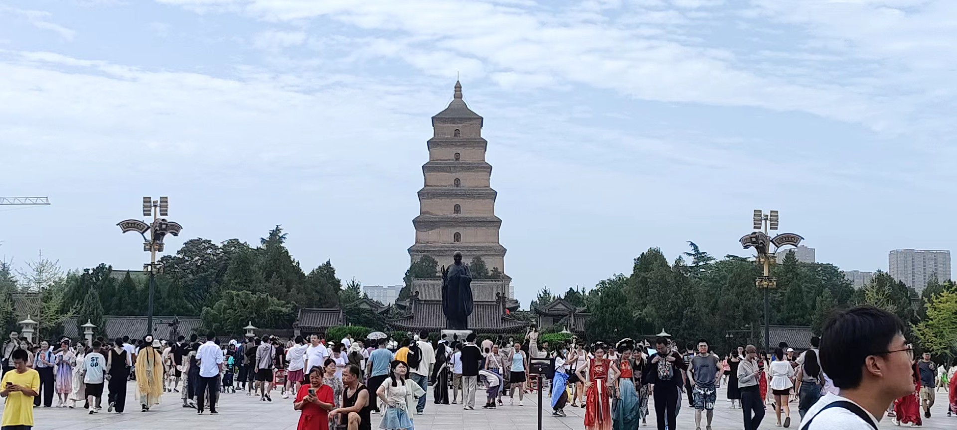 西安是國(guó)務(wù)院公布的首批國(guó)家歷史文化名城，有西周、秦、西漢、唐等在內(nèi)的13個(gè)朝代在此建都，是世界四大古都之一，中國(guó)古都學(xué)會(huì)認(rèn)定的中國(guó)建都朝代最多、帝都?xì)v史最長(zhǎng)的古都。曾經(jīng)作為中國(guó)首都和政治、經(jīng)濟(jì)、文化中心長(zhǎng)達(dá)1100多年。旅游景點(diǎn)有秦始皇兵馬俑博物館、大雁塔、陜西歷史博物館、華清池景區(qū)、碑林博物館等