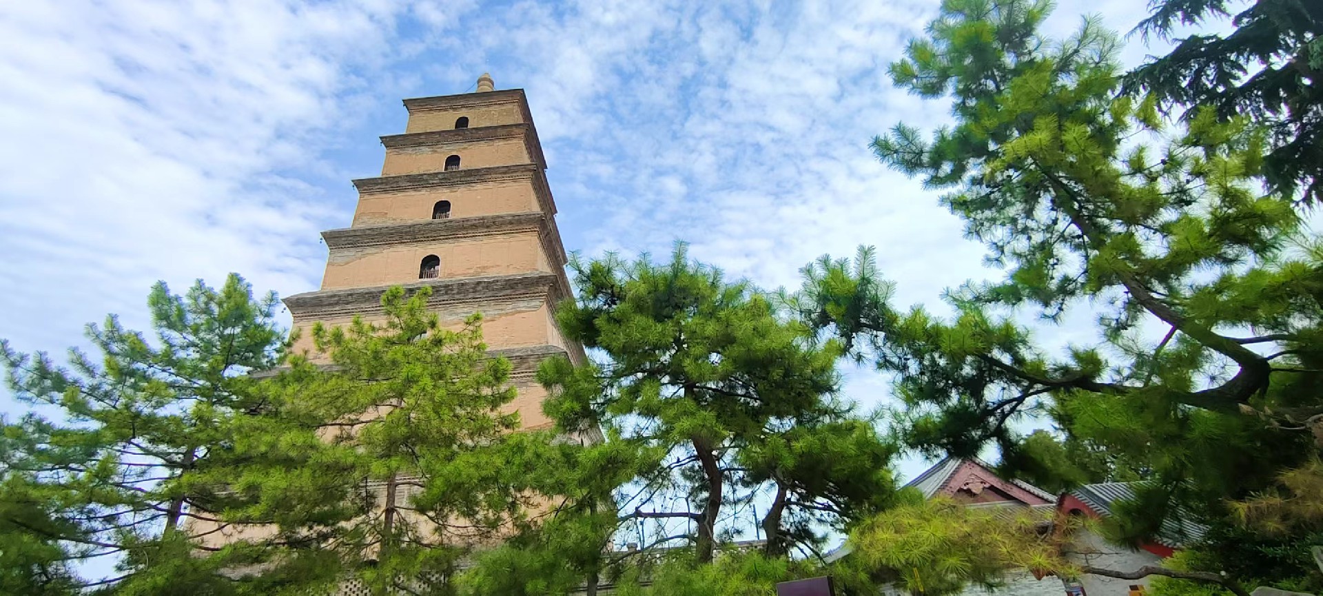 西安是國(guó)務(wù)院公布的首批國(guó)家歷史文化名城，有西周、秦、西漢、唐等在內(nèi)的13個(gè)朝代在此建都，是世界四大古都之一，中國(guó)古都學(xué)會(huì)認(rèn)定的中國(guó)建都朝代最多、帝都?xì)v史最長(zhǎng)的古都。曾經(jīng)作為中國(guó)首都和政治、經(jīng)濟(jì)、文化中心長(zhǎng)達(dá)1100多年。旅游景點(diǎn)有秦始皇兵馬俑博物館、大雁塔、陜西歷史博物館、華清池景區(qū)、碑林博物館等