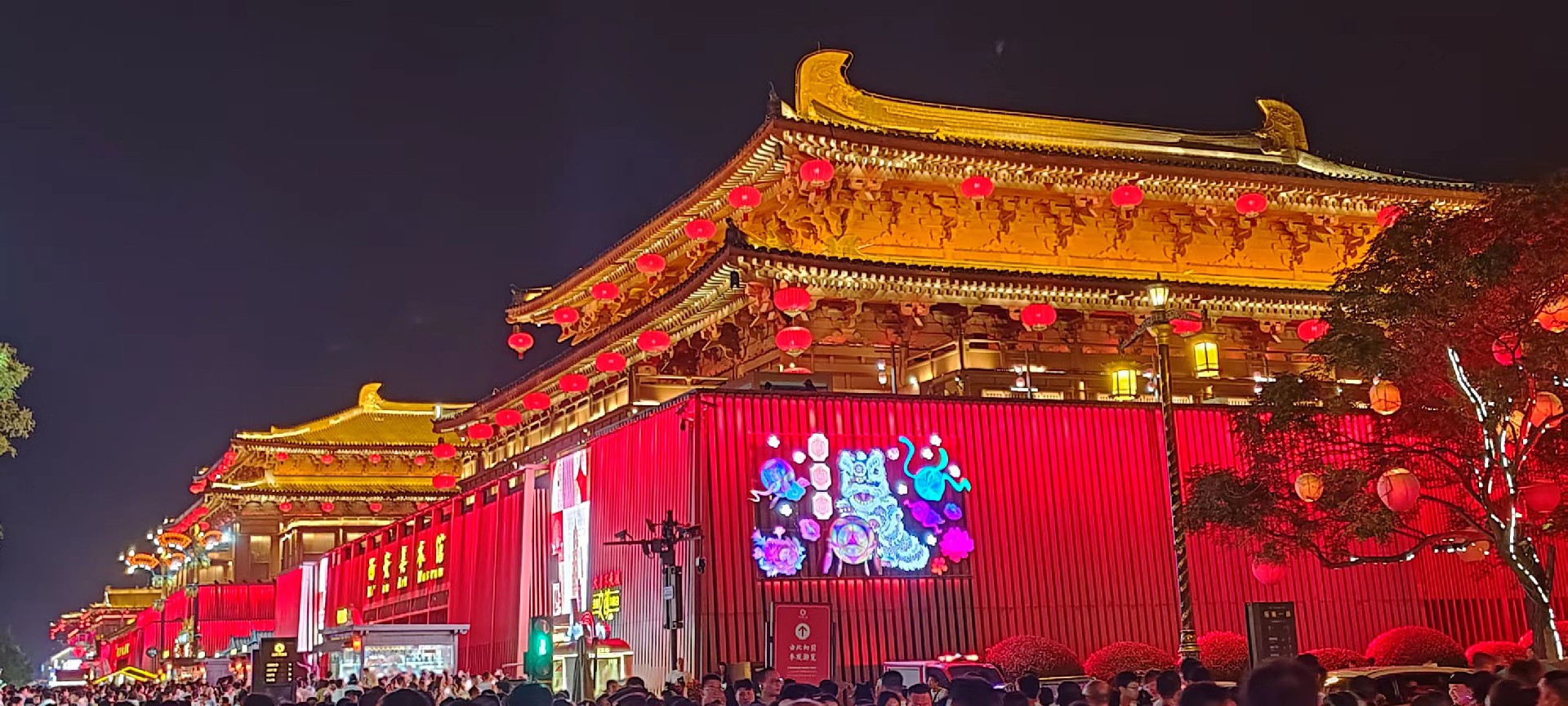 西安是國(guó)務(wù)院公布的首批國(guó)家歷史文化名城，有西周、秦、西漢、唐等在內(nèi)的13個(gè)朝代在此建都，是世界四大古都之一，中國(guó)古都學(xué)會(huì)認(rèn)定的中國(guó)建都朝代最多、帝都?xì)v史最長(zhǎng)的古都。曾經(jīng)作為中國(guó)首都和政治、經(jīng)濟(jì)、文化中心長(zhǎng)達(dá)1100多年。旅游景點(diǎn)有秦始皇兵馬俑博物館、大雁塔、陜西歷史博物館、華清池景區(qū)、碑林博物館等