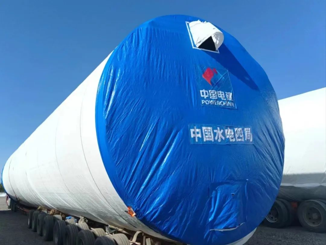 河鋼集團舞鋼生產(chǎn)的一批高端風電項目用鋼板如期發(fā)往客戶，將用于新彊吐魯番市重點能源項目——廣東能源托克遜縣100萬千瓦風電項目的風電塔筒制造。目前，舞鋼已累計向該項目供應高端風電項目用鋼板近2萬噸。 在供貨過程中，舞鋼強化項目跟蹤和技術(shù)營銷，針對該項目設計和建設所需，為用戶設計從生產(chǎn)到供貨以及后期服務的一攬子解決方案。在生產(chǎn)過程中，舞鋼根據(jù)客戶所需，不斷推動工藝和流程優(yōu)化，先后攻克冶煉和軋制環(huán)節(jié)的多個難題，滿足了客戶對鋼板表面質(zhì)量的特殊需求，并保證了按期高質(zhì)量交付。 廣東能源托克遜縣100萬千瓦風電項目（一期50萬千瓦）位于新疆維吾爾自治區(qū)吐魯番市托克遜縣，屬于小草湖風區(qū)。風電場距離托克遜縣僅14公里，距烏魯木齊市約130公里。海拔集中在45至125米，場地開闊，地形較平坦，地勢東南部低、西北部高。本工程擬安裝50臺風力發(fā)電機組，機組塔高126.1米，總工程量約26000噸，是新疆首個直徑超過6米的單機容量達10兆瓦的非分片式風電塔筒。  此項目為新建工程，地處新疆傳統(tǒng)九大風區(qū)之一的吐魯番西部風區(qū)核心位置，擁有得天獨厚的自然資源，與吐魯番市、烏魯木齊兩大用電負荷中心接壤，具備天然的負荷消納優(yōu)勢。項目投產(chǎn)后，年上網(wǎng)電量約23億千瓦時，可節(jié)約標準煤約70萬噸，每年可減少二氧化碳排放233萬噸，將具有良好的經(jīng)濟效益和生態(tài)效益。  百萬千瓦級風電項目的開工建設，標志著吐魯番市在打造千萬千瓦級大型清潔能源基地的征程上又邁出了跨越式的一步，將有力推動吐魯番綠色新能源產(chǎn)業(yè)進入發(fā)展新時期，為建設全疆經(jīng)濟高質(zhì)量發(fā)展示范區(qū)提供新的、強有力的支撐。