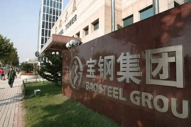 鋼鐵行業(yè)是全球工業(yè)體系中的重要支柱之一,其產(chǎn)品廣泛應(yīng)用于基礎(chǔ)設(shè)施建設(shè)、機(jī)械制造、汽車工業(yè)等領(lǐng)域。隨著全球工業(yè)化進(jìn)程的不斷深入,鋼鐵行業(yè)呈現(xiàn)出國際化競(jìng)爭(zhēng)格局。在眾多鋼鐵制造企業(yè)中,有6家公司以其出色的經(jīng)營業(yè)績和強(qiáng)大的市場(chǎng)地位脫穎而出,成為了世界鋼鐵制造業(yè)的領(lǐng)軍企業(yè)。  第一，是總部位于中國的寶鋼集團(tuán)。寶鋼集團(tuán)創(chuàng)立于1992年,作為中國最大的鋼鐵生產(chǎn)企業(yè),其年產(chǎn)鋼鐵超過1億噸,在全球鋼鐵企業(yè)中居首位。寶鋼集團(tuán)擁有先進(jìn)的煉鋼技術(shù)和完善的產(chǎn)業(yè)鏈,產(chǎn)品涵蓋了碳鋼、合金鋼、不銹鋼等多個(gè)品類,廣泛應(yīng)用于汽車、家電、建筑等領(lǐng)域。在國內(nèi)市場(chǎng)上,寶鋼集團(tuán)占據(jù)主導(dǎo)地位,同時(shí)也積極拓展海外市場(chǎng),在全球范圍內(nèi)享有較高的品牌知名度。   第二，是同樣總部設(shè)在中國的武鋼集團(tuán)。武鋼集團(tuán)成立于1958年,是中國最早的鋼鐵生產(chǎn)企業(yè)之一,擁有悠久的歷史和豐富的生產(chǎn)經(jīng)驗(yàn)。該集團(tuán)主營碳鋼和合金鋼的生產(chǎn),年產(chǎn)量超過5000萬噸,位居全球第二。武鋼集團(tuán)不僅在國內(nèi)市場(chǎng)占有重要地位,同時(shí)也積極開拓海外市場(chǎng),產(chǎn)品遠(yuǎn)銷歐洲、東南亞等地區(qū)。近年來,武鋼集團(tuán)通過并購重組等方式不斷擴(kuò)大產(chǎn)能,提升了其在全球鋼鐵行業(yè)的影響力。   第三，是總部位于印度的塔塔鋼鐵公司。塔塔鋼鐵公司成立于1907年,是全球歷史最悠久的鋼鐵制造企業(yè)之一。該公司年產(chǎn)鋼鐵超過1800萬噸,產(chǎn)品涵蓋了碳鋼、合金鋼、不銹鋼等種類,廣泛應(yīng)用于汽車、基礎(chǔ)設(shè)施、機(jī)械制造等領(lǐng)域。憑借雄厚的技術(shù)實(shí)力和優(yōu)秀的管理團(tuán)隊(duì),塔塔鋼鐵公司在全球鋼鐵市場(chǎng)上占據(jù)了重要地位,在發(fā)展中國家市場(chǎng)尤其具有優(yōu)勢(shì)。   第四，是總部位于日本的新日鐵住金株式會(huì)社。新日鐵住金株式會(huì)社是日本最大的鋼鐵制造企業(yè),年產(chǎn)鋼鐵約4500萬噸,位居全球第四。該公司擁有業(yè)內(nèi)領(lǐng)先的技術(shù)水平,在煉鋼、軋鋼等工藝上均有很強(qiáng)的競(jìng)爭(zhēng)力。同時(shí),新日鐵住金還積極推動(dòng)產(chǎn)品創(chuàng)新,開發(fā)出多種高性能鋼材,廣泛應(yīng)用于汽車制造、電子電器等行業(yè)。憑借雄厚的技術(shù)實(shí)力和優(yōu)質(zhì)的產(chǎn)品,新日鐵住金在日本國內(nèi)以及東亞地區(qū)市場(chǎng)占據(jù)主導(dǎo)地位。   第五,是總部位于韓國的POSCO。POSCO創(chuàng)立于1968年,是韓國最大的鋼鐵制造企業(yè),年產(chǎn)鋼鐵約4000萬噸。POSCO在煉鋼技術(shù)、產(chǎn)品研發(fā)等方面均處于業(yè)內(nèi)領(lǐng)先水平,旗下?lián)碛卸嗉液Ｍ庾庸?業(yè)務(wù)覆蓋全球主要市場(chǎng)。近年來,POSCO不斷優(yōu)化產(chǎn)品結(jié)構(gòu),提升高附加值鋼材的占比,在汽車制造、電子等領(lǐng)域具有較強(qiáng)的市場(chǎng)競(jìng)爭(zhēng)力。憑借優(yōu)秀的經(jīng)營業(yè)績和穩(wěn)健的財(cái)務(wù)狀況,POSCO在全球鋼鐵行業(yè)中占據(jù)重要地位。   第六,是總部位于美國的美國鋼鐵公司。美國鋼鐵公司創(chuàng)立于1901年,是美國最大的鋼鐵制造企業(yè),年產(chǎn)鋼鐵約1600萬噸。該公司在碳鋼、不銹鋼等品類的生產(chǎn)上均具有較強(qiáng)的技術(shù)實(shí)力,產(chǎn)品廣泛應(yīng)用于汽車制造、基礎(chǔ)設(shè)施建設(shè)等領(lǐng)域。近年來,美國鋼鐵公司通過資產(chǎn)重組和技術(shù)創(chuàng)新等措施,不斷提升自身競(jìng)爭(zhēng)力,在北美市場(chǎng)保持領(lǐng)先地位。   舉報(bào)/反饋