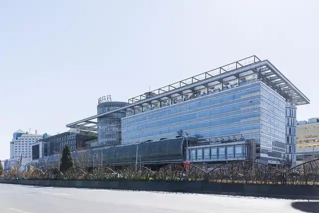 鋼鐵行業(yè)是全球工業(yè)體系中的重要支柱之一,其產(chǎn)品廣泛應(yīng)用于基礎(chǔ)設(shè)施建設(shè)、機(jī)械制造、汽車工業(yè)等領(lǐng)域。隨著全球工業(yè)化進(jìn)程的不斷深入,鋼鐵行業(yè)呈現(xiàn)出國際化競(jìng)爭(zhēng)格局。在眾多鋼鐵制造企業(yè)中,有6家公司以其出色的經(jīng)營業(yè)績和強(qiáng)大的市場(chǎng)地位脫穎而出,成為了世界鋼鐵制造業(yè)的領(lǐng)軍企業(yè)。  第一，是總部位于中國的寶鋼集團(tuán)。寶鋼集團(tuán)創(chuàng)立于1992年,作為中國最大的鋼鐵生產(chǎn)企業(yè),其年產(chǎn)鋼鐵超過1億噸,在全球鋼鐵企業(yè)中居首位。寶鋼集團(tuán)擁有先進(jìn)的煉鋼技術(shù)和完善的產(chǎn)業(yè)鏈,產(chǎn)品涵蓋了碳鋼、合金鋼、不銹鋼等多個(gè)品類,廣泛應(yīng)用于汽車、家電、建筑等領(lǐng)域。在國內(nèi)市場(chǎng)上,寶鋼集團(tuán)占據(jù)主導(dǎo)地位,同時(shí)也積極拓展海外市場(chǎng),在全球范圍內(nèi)享有較高的品牌知名度。   第二，是同樣總部設(shè)在中國的武鋼集團(tuán)。武鋼集團(tuán)成立于1958年,是中國最早的鋼鐵生產(chǎn)企業(yè)之一,擁有悠久的歷史和豐富的生產(chǎn)經(jīng)驗(yàn)。該集團(tuán)主營碳鋼和合金鋼的生產(chǎn),年產(chǎn)量超過5000萬噸,位居全球第二。武鋼集團(tuán)不僅在國內(nèi)市場(chǎng)占有重要地位,同時(shí)也積極開拓海外市場(chǎng),產(chǎn)品遠(yuǎn)銷歐洲、東南亞等地區(qū)。近年來,武鋼集團(tuán)通過并購重組等方式不斷擴(kuò)大產(chǎn)能,提升了其在全球鋼鐵行業(yè)的影響力。   第三，是總部位于印度的塔塔鋼鐵公司。塔塔鋼鐵公司成立于1907年,是全球歷史最悠久的鋼鐵制造企業(yè)之一。該公司年產(chǎn)鋼鐵超過1800萬噸,產(chǎn)品涵蓋了碳鋼、合金鋼、不銹鋼等種類,廣泛應(yīng)用于汽車、基礎(chǔ)設(shè)施、機(jī)械制造等領(lǐng)域。憑借雄厚的技術(shù)實(shí)力和優(yōu)秀的管理團(tuán)隊(duì),塔塔鋼鐵公司在全球鋼鐵市場(chǎng)上占據(jù)了重要地位,在發(fā)展中國家市場(chǎng)尤其具有優(yōu)勢(shì)。   第四，是總部位于日本的新日鐵住金株式會(huì)社。新日鐵住金株式會(huì)社是日本最大的鋼鐵制造企業(yè),年產(chǎn)鋼鐵約4500萬噸,位居全球第四。該公司擁有業(yè)內(nèi)領(lǐng)先的技術(shù)水平,在煉鋼、軋鋼等工藝上均有很強(qiáng)的競(jìng)爭(zhēng)力。同時(shí),新日鐵住金還積極推動(dòng)產(chǎn)品創(chuàng)新,開發(fā)出多種高性能鋼材,廣泛應(yīng)用于汽車制造、電子電器等行業(yè)。憑借雄厚的技術(shù)實(shí)力和優(yōu)質(zhì)的產(chǎn)品,新日鐵住金在日本國內(nèi)以及東亞地區(qū)市場(chǎng)占據(jù)主導(dǎo)地位。   第五,是總部位于韓國的POSCO。POSCO創(chuàng)立于1968年,是韓國最大的鋼鐵制造企業(yè),年產(chǎn)鋼鐵約4000萬噸。POSCO在煉鋼技術(shù)、產(chǎn)品研發(fā)等方面均處于業(yè)內(nèi)領(lǐng)先水平,旗下?lián)碛卸嗉液Ｍ庾庸?業(yè)務(wù)覆蓋全球主要市場(chǎng)。近年來,POSCO不斷優(yōu)化產(chǎn)品結(jié)構(gòu),提升高附加值鋼材的占比,在汽車制造、電子等領(lǐng)域具有較強(qiáng)的市場(chǎng)競(jìng)爭(zhēng)力。憑借優(yōu)秀的經(jīng)營業(yè)績和穩(wěn)健的財(cái)務(wù)狀況,POSCO在全球鋼鐵行業(yè)中占據(jù)重要地位。   第六,是總部位于美國的美國鋼鐵公司。美國鋼鐵公司創(chuàng)立于1901年,是美國最大的鋼鐵制造企業(yè),年產(chǎn)鋼鐵約1600萬噸。該公司在碳鋼、不銹鋼等品類的生產(chǎn)上均具有較強(qiáng)的技術(shù)實(shí)力,產(chǎn)品廣泛應(yīng)用于汽車制造、基礎(chǔ)設(shè)施建設(shè)等領(lǐng)域。近年來,美國鋼鐵公司通過資產(chǎn)重組和技術(shù)創(chuàng)新等措施,不斷提升自身競(jìng)爭(zhēng)力,在北美市場(chǎng)保持領(lǐng)先地位。   舉報(bào)/反饋