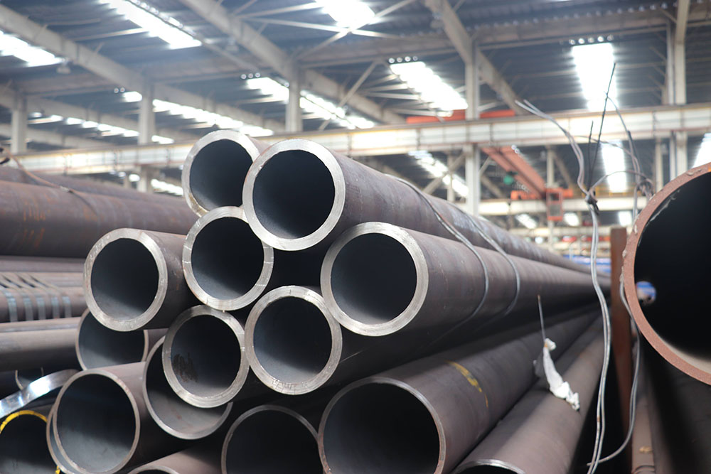 無縫管 (seamless tube)    美標API 5L  無縫管是一種具有中空截面、周邊沒有接縫的長條鋼材。鋼管具有中空截面，大量用作輸送流體的管道，如輸送石油、天然氣、煤氣、水及某些固體物料的管道等。鋼管與圓鋼等實心鋼材相比，在抗彎抗扭強度相同時，重量較輕，是一種經濟截面鋼材，廣泛用于制造結構件和機械零件，如石油鉆桿、汽車傳動軸、自行車架以及建筑施工中用的鋼腳手架等。用鋼管制造環(huán)形零件，可提高材料利用率，簡化制造工序，節(jié)約材料和加工工時，如滾動軸承套圈、千斤頂套等，目前已廣泛用鋼管來制造。鋼管還是各種常規(guī)武器不可缺少的材料，槍管、炮筒等都要鋼管來制造。鋼管按橫截面積形狀的不同可分為圓管和異型管。由于在周長相等的條件下，圓面積最大，用圓形管可以輸送更多的流體。此外，圓環(huán)截面在承受內部或外部徑向壓力時，受力較均勻，因此，絕大多數(shù)鋼管是圓管。  但是，圓管也有一定的局限性，如在受平面彎曲的條件下，圓管就不如方、矩形管抗彎強度大，一些農機具骨架、鋼木家具等就常用方、矩形管。根據不同用途還需有其他截面形狀的異型鋼管。  目前，全世界生產無縫管的共計有110多個國家的1850多個公司下的5100多個生產廠，其中生產石油管的有44個國家的170多個公司下的260多個廠。2000年，無縫管全國表觀消費量為418.0萬噸，其中國內供應量的382.1萬噸，占國內總需求的91.4%。進口為35.9萬噸，占國內總需求的8.59%。同年石油管消費量大約為91萬噸。進口約25.2萬噸。進口管占國內總消費量的大約70%，其中進口管占國內總消費量的27.69%，石油管進口量約占無縫管總進口量的大約70%。從日本進口的石油管占總進口量一半以上。中國最大的石油套管生產基地——天津鋼管公司2000年的鋼管產品出來為52.20萬噸，其中石油套管產量為36.41萬噸。套管占全國石油產量的一半以上。在產量和銷售量上都占中國套管市場的第一位。    從國際和國內兩個市場來看，無縫管（包括石油專用管）的現(xiàn)有生產能力均已大于需求。所以，今后的重點應放在充分發(fā)揮現(xiàn)有機組的能力，開發(fā)出高強度等級、高抗擊毀、高抗腐蝕的石油管、高壓鍋爐管和氣瓶管等產品。也是國家針對當前我國鋼鐵市場進行優(yōu)化產品結構的內容。這也是增加在國內外產品競爭力、擴大市場份額的關鍵所在。就是說，提高國內鋼管企業(yè)的市場競爭力是加和WTO以后國內企業(yè)長期的任務和成功發(fā)展的關鍵。  1.結構用無縫管（GB/T8162-1999）是用于一般結構和機械結構的無縫管。  2.流體輸送用無縫管（GB/T8163-1999）是用于輸送水、油、氣等流體的一般無縫管。  3.低中壓鍋爐用無縫管（GB3087-1999）是用于制造各種結構低中壓鍋爐過熱蒸汽管、沸水管及機車鍋爐用過熱蒸汽管、大煙管、小煙管和拱磚管用的優(yōu)質碳素結構鋼熱軋和冷拔（軋）無縫管。  4.高壓鍋爐用無縫管（GB5310-1995）是用于制造高壓及其以上壓力的水管鍋爐受熱面用的優(yōu)質碳素鋼、合金鋼和不銹耐熱鋼無縫管。  5.化肥設備用高壓無縫管（GB6479-2000）是適用于工作溫度為-40~400℃、工作壓力為10~30Ma的化工設備和管道的優(yōu)質碳素結構鋼和合金鋼無縫管。  6.石油裂化用無縫管（GB9948-88）是適用于石油精煉廠的爐管、熱交換器和管道無縫管。  7.地質鉆探用鋼管（YB235-70）是供地質部門進行巖心鉆探使用的鋼管，按用途可分為鉆桿、鉆鋌、巖心管、套管和沉淀管等。  8.金剛石巖芯鉆探用無縫管（GB3423-82）是用于金剛石巖芯鉆探的鉆桿、巖心桿、套管的無縫管。  9.石油鉆探管（YB528-65）是用于石油鉆探兩端內加厚或外加厚的無縫管。鋼管分車絲和不車絲兩種，車絲管用接頭聯(lián)結，不車絲管用對焊的方法與工具接頭聯(lián)結。  10.船舶用碳鋼無縫管（GB5213-85）是制造船舶I級耐壓管系、Ⅱ級耐壓管系、鍋爐及過熱器用的碳素鋼無縫管。碳素鋼無縫管管壁工作溫度不超過450℃，合金鋼無縫管管壁工作溫度超過450℃。  11.汽車半軸套管用無縫管（GB3088-82）是制造汽車半軸套管及驅動橋橋殼軸管用的優(yōu)質碳素結構鋼和合金結構鋼熱軋無縫管。  12.柴油機用高壓油管（GB3093-86）是制造柴油機噴射系統(tǒng)高壓管用的冷拔無縫管。  13.液壓和氣動缸筒用精密內徑無縫管（GB8713-88）是制造液壓和氣動缸筒用的具有精密內徑尺寸的冷拔或冷軋精密無縫管。  14.冷拔或冷軋精密無縫管（GB3639-83）是用于機械結構、液壓設備的尺寸精度高和表面光潔度好的冷拔或冷軋精密無縫管。選用精密無縫管制造機械結構或液壓設備等，可以大大節(jié)約機械加工工時，提高材料利用率，同時有利于提高產品質量。  15.結構用不銹鋼無縫管（GB/T14975-1994）是廣泛用于化工、石油、輕紡、醫(yī)療、食品、機械等工業(yè)的耐腐蝕管道和結構件及零件的不銹鋼制成的熱軋（擠、擴）和冷拔（軋）無縫管。  16.流體輸送用不銹鋼無縫管（GB/T14976-1994）是用于輸送流體的不銹鋼制成的熱軋（擠、擴）和冷拔（軋）無縫管。  17.異型無縫管是除了圓管以外的其他截面形狀的無縫管的總稱。按鋼管截面形狀尺寸的不同又可分為等壁厚異型無縫管（代號為D）、不等壁厚異型無縫管（代號為BD）、變直徑異型無縫管（代號為BJ）。異型無縫管廣泛用于各種結構件、工具和機械零部件。和圓管相比，異型管一般都有較大的慣性矩和截面模數(shù)，有較大的抗彎抗扭能力，可以大大減輕結構重量，節(jié)約鋼材。  一般用無縫管是用10、20、30、35、45等優(yōu)質碳結鋼16Mn、5MnV等低合金結構鋼或40Cr、30CrMnSi、45Mn2、40MnB等合結鋼熱軋或冷軋制成的。10、20等低碳鋼制造的無縫管主要用于流體輸送管道。45、40Cr等中碳鋼制成的無縫管用來制造機械零件，如汽車、拖拉機的受力零件。一般用無縫管要保證強度和壓扁試驗。熱軋鋼管以熱軋狀態(tài)或熱處理狀態(tài)交貨；冷軋以熱以熱處理狀態(tài)交貨。低中壓鍋爐用無縫管：用于制造各種低中壓鍋爐、過熱蒸汽管、沸水管、水冷壁管及機車鍋爐用過熱蒸汽管、大煙管、小煙管和拱磚管等。  用優(yōu)質碳素結構鋼熱軋或冷軋（撥）無縫管。主要用10、20號鋼制造，除保證化學成分和機械性能外要做水壓試驗，卷邊、擴口、壓扁等試驗。熱軋以熱軋狀態(tài)交貨、冷軋（撥）以熱處理狀態(tài)交貨。  無縫管計算公式及舉例說明：（kg/m）W=0.02466×S（D–S）D=外徑S=壁厚  外徑為60mm壁厚4mm的無縫鋼管，求每m重量。每m重量=0.02466×4×（60–4）=5.52kg