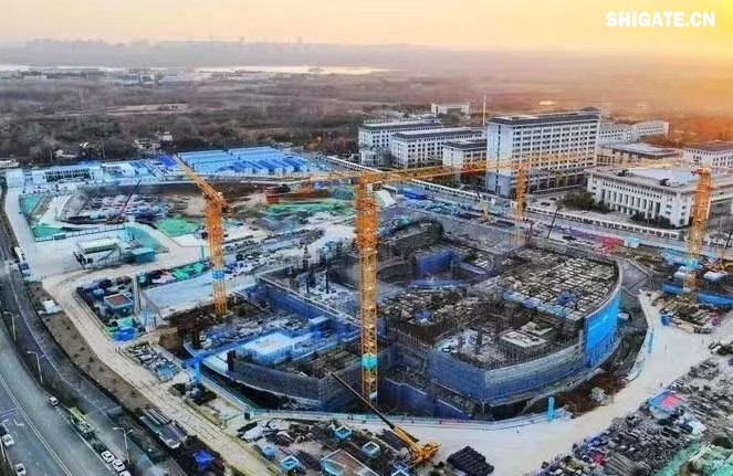 1月11日，河鋼集團舞鋼公司生產(chǎn)的一批高端鋼板發(fā)往客戶，將用于又一項“國之重器”——安徽合肥加快建設聚變能實驗裝置（BEST）項目的關鍵部位制造。  舞鋼公司深入貫徹落實集團戰(zhàn)略部署，緊盯高端客戶的需求，發(fā)揮自身技術優(yōu)勢，研發(fā)生產(chǎn)更多的高端特種鋼板，打造更多的“國之重器”。針對客戶志在通過該項目打造“世界首個緊湊型聚變能實驗裝置”的目標，舞鋼公司高端高效益產(chǎn)品攻關團隊不斷優(yōu)化營銷方案，通過提供“一攬子”解決方案，贏得了客戶的認可。在研發(fā)過程中，公司優(yōu)化工藝方案，在軋制環(huán)節(jié)增加兩項創(chuàng)新措施，并強化質(zhì)量過程管控，確保了鋼板表面質(zhì)量和內(nèi)部質(zhì)量全部優(yōu)于客戶需求，并按期交貨。  微信圖片_20250220083851.jpg  安徽合肥加快建設聚變能實驗裝置（BEST）項目總用地面積約16萬平方米，總建筑面積約15萬平方米。該裝置作為全超導托卡馬克核聚變實驗裝置（EAST）的后續(xù)項目，將在第一代EAST裝置的基礎上，首次演示聚變能發(fā)電，并有望率先建成世界首個緊湊型聚變能實驗裝置。