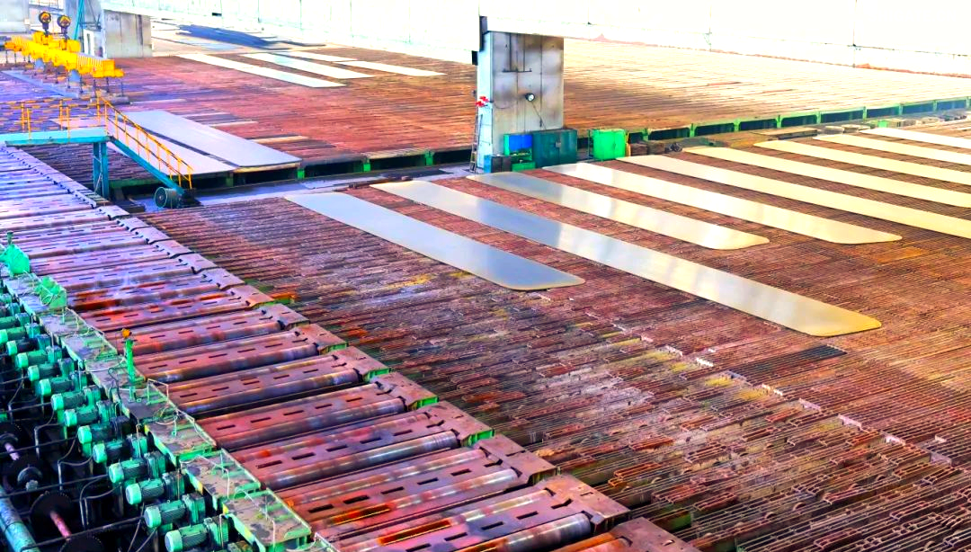 260余種寬厚板產(chǎn)品成功替代進(jìn)口或按國(guó)外標(biāo)準(zhǔn)生產(chǎn)，多個(gè)品種填補(bǔ)國(guó)內(nèi)空白并獨(dú)家供貨，更有40余種遠(yuǎn)銷海外。舞鋼公司不僅主導(dǎo)制定了臨氫設(shè)備用鉻鉬合金鋼板等十余項(xiàng)國(guó)家標(biāo)準(zhǔn)，還榮獲國(guó)家科學(xué)技術(shù)進(jìn)步獎(jiǎng)一等獎(jiǎng)2項(xiàng)、二等獎(jiǎng)1項(xiàng)，省部級(jí)科技進(jìn)步獎(jiǎng)更是數(shù)不勝數(shù)。自創(chuàng)立以來(lái)，河鋼集團(tuán)舞鋼公司便深耕寬厚板研發(fā)制造，打造出響亮的民族品牌，穩(wěn)坐世界寬厚板領(lǐng)域的頭把交椅。 260余種寬厚板產(chǎn)品成功替代進(jìn)口或按國(guó)外標(biāo)準(zhǔn)生產(chǎn)，多個(gè)品種填補(bǔ)國(guó)內(nèi)空白并獨(dú)家供貨，更有40余種遠(yuǎn)銷海外。舞鋼公司不僅主導(dǎo)制定了臨氫設(shè)備用鉻鉬合金鋼板等十余項(xiàng)國(guó)家標(biāo)準(zhǔn)，還榮獲國(guó)家科學(xué)技術(shù)進(jìn)步獎(jiǎng)一等獎(jiǎng)2項(xiàng)、二等獎(jiǎng)1項(xiàng)，省部級(jí)科技進(jìn)步獎(jiǎng)更是數(shù)不勝數(shù)。自創(chuàng)立以來(lái)，河鋼集團(tuán)舞鋼公司便深耕寬厚板研發(fā)制造，打造出響亮的民族品牌，穩(wěn)坐世界寬厚板領(lǐng)域的頭把交椅。 fdb85620c4ebcb4769ad69d0a0a3e58f.png圖為舞鋼生產(chǎn)現(xiàn)場(chǎng)一角。  品牌價(jià)值涵蓋了企業(yè)的多方面競(jìng)爭(zhēng)力，包括產(chǎn)品實(shí)力、文化底蘊(yùn)、資源調(diào)配能力、技術(shù)標(biāo)準(zhǔn)以及質(zhì)量管理等。河鋼集團(tuán)舞鋼公司深知這一點(diǎn)，其黨委書記、董事長(zhǎng)于勇強(qiáng)調(diào)，要緊密貼近市場(chǎng)脈搏，不斷強(qiáng)化科技創(chuàng)新，以更好地維護(hù)和提升舞鋼的品牌價(jià)值，推動(dòng)企業(yè)更上一層樓。  近日，《中國(guó)冶金報(bào)》的記者們走進(jìn)舞鋼，深入探訪了該企業(yè)品牌塑造的背后故事。舞鋼以科技為核心，提供高端定制服務(wù)，不僅緊跟行業(yè)動(dòng)態(tài)和客戶需求，還專注于客戶應(yīng)用材料的替代研發(fā)，通過(guò)創(chuàng)新贏得先機(jī)。舞鋼人以攻堅(jiān)克難的精神，突破關(guān)鍵技術(shù)難題，將關(guān)鍵核心技術(shù)牢牢掌握在自己手中，成功實(shí)現(xiàn)了從生產(chǎn)型企業(yè)到“制造+服務(wù)型企業(yè)”的轉(zhuǎn)型。  舞鋼黨委書記、董事長(zhǎng)吝章國(guó)明確指出，舞鋼應(yīng)定位高端市場(chǎng)，致力于開發(fā)獨(dú)特且優(yōu)質(zhì)的高端產(chǎn)品，同時(shí)緊貼市場(chǎng)和客戶需求，提供量身定制的服務(wù)。這一策略不僅塑造了產(chǎn)品品牌，更提升了品牌價(jià)值。舞鋼國(guó)內(nèi)首發(fā)的SA737系列容器鋼板，以其大厚度、高技術(shù)難度，充分展現(xiàn)了企業(yè)在科技創(chuàng)新和高端定制方面的實(shí)力。 2024年10月，舞鋼在深入調(diào)研某重點(diǎn)客戶后，立志于替代進(jìn)口，著手研發(fā)大厚度、高技術(shù)難度的碳錳釩SA737系列容器鋼板。為此，公司組建了由技術(shù)、營(yíng)銷人員等組成的高端高效益產(chǎn)品攻關(guān)團(tuán)隊(duì)，根據(jù)客戶需求定制了專屬供貨方案，贏得了客戶的信賴。  在生產(chǎn)過(guò)程中，舞鋼面臨鋼板厚度大、技術(shù)要求嚴(yán)苛等多重挑戰(zhàn)。但憑借強(qiáng)大的技術(shù)實(shí)力和創(chuàng)新能力，舞鋼團(tuán)隊(duì)不僅成功實(shí)施了覆蓋關(guān)鍵工序的梯度試驗(yàn)，還根據(jù)試驗(yàn)數(shù)據(jù)進(jìn)行了長(zhǎng)達(dá)10余天的深入分析驗(yàn)證，最終確定了與生產(chǎn)現(xiàn)場(chǎng)高度契合的最佳工藝方案。這一方案確保了SA737系列容器鋼板在拉伸性能、沖擊性能以及模擬焊后性能等方面均達(dá)到國(guó)內(nèi)領(lǐng)先水平，有力地提升了舞鋼的品牌價(jià)值。  圖為舞鋼第二鋼軋廠的生產(chǎn)現(xiàn)場(chǎng)。 2024年12月20日，舞鋼科技部收到了來(lái)自某高端客戶的積極反饋：“舞鋼生產(chǎn)的碳錳釩SA737系列容器鋼板焊接性能非常穩(wěn)定，簡(jiǎn)直太好用了！連我們的工人都為你們點(diǎn)贊！”這標(biāo)志著舞鋼首次成功批量生產(chǎn)出大厚度、高技術(shù)難度的碳錳釩SA737系列容器鋼板，實(shí)現(xiàn)了國(guó)內(nèi)首發(fā)，為舞鋼打造新的差異化優(yōu)勢(shì)、引領(lǐng)寬厚板行業(yè)的高質(zhì)量發(fā)展注入了強(qiáng)大動(dòng)力。同時(shí)，用戶對(duì)高端材料經(jīng)濟(jì)性的追求也成為舞鋼研發(fā)工作的重要考量因素。截至2024年底，舞鋼高錳鋼已在國(guó)內(nèi)首臺(tái)套高錳鋼船“GasChem Phoenix”上實(shí)現(xiàn)了安全運(yùn)行2萬(wàn)海里的壯舉。這不僅標(biāo)志著舞鋼高錳鋼在國(guó)內(nèi)率先實(shí)現(xiàn)了實(shí)船應(yīng)用，更意味著新一代低成本、高性能的超低溫國(guó)產(chǎn)高錳鋼從基礎(chǔ)研究走向了工程應(yīng)用，為高錳鋼的推廣和應(yīng)用樹立了新的里程碑。  圖為舞鋼第二鋼軋廠。LNG（液化天然氣）新型低溫高錳鋼憑借其出色的低溫韌性、高延展性以及高強(qiáng)度，相較于傳統(tǒng)LNG船罐材料所采用的Ni系低溫鋼，展現(xiàn)出了顯著的經(jīng)濟(jì)效益。高錳鋼的應(yīng)用對(duì)LNG船舶制造企業(yè)而言，不僅有助于降低生產(chǎn)成本，更能提升其市場(chǎng)競(jìng)爭(zhēng)力。為了實(shí)現(xiàn)科研成果與客戶需求的高效轉(zhuǎn)化，舞鋼積極展開了全方位、多輪次的科技創(chuàng)新活動(dòng)。 2024年12月18日，舞鋼的生產(chǎn)線上，一批高端壓力容器鋼板在經(jīng)過(guò)數(shù)小時(shí)精心熱處理后，順利完成了切割與取樣，隨后進(jìn)入性能檢驗(yàn)的關(guān)鍵環(huán)節(jié)?？萍疾康目蒲腥藛T全程緊密監(jiān)控，確保每一個(gè)環(huán)節(jié)都達(dá)到高標(biāo)準(zhǔn)。這批鋼板是為客戶量身定制的，面臨極高的技術(shù)挑戰(zhàn)，因?yàn)樗鼈儗儆诔T坯壓縮比的極限規(guī)格?？蛻粢笤谀M長(zhǎng)時(shí)間焊接后，對(duì)鋼板厚度一半處進(jìn)行零下30攝氏度的沖擊韌性測(cè)試。同時(shí)，由于鋼板壓縮比小、厚度大，采用常規(guī)工藝難以確保各項(xiàng)性能指標(biāo)。  面對(duì)這些挑戰(zhàn)，舞鋼的高端高效益產(chǎn)品攻關(guān)團(tuán)隊(duì)從坯料生產(chǎn)、軋制到熱處理各環(huán)節(jié)入手，經(jīng)過(guò)不懈努力，終于找到了與性能指標(biāo)相匹配的最佳工藝參數(shù)，從而優(yōu)化了整體生產(chǎn)工藝。最終，該鋼板的各項(xiàng)性能參數(shù)不僅遠(yuǎn)超客戶預(yù)期，更達(dá)到了世界領(lǐng)先水平。  舞鋼第二鋼軋廠，一個(gè)致力于高端壓力容器鋼板研發(fā)與生產(chǎn)的重要基地。在這里，科技與創(chuàng)新是永恒的主題。吝章國(guó)，作為舞鋼的科技領(lǐng)軍人物，深知科技成果轉(zhuǎn)化的重要性。他強(qiáng)調(diào)，只有將研發(fā)出的產(chǎn)品真正轉(zhuǎn)化為實(shí)際生產(chǎn)力，才能實(shí)現(xiàn)其真正的價(jià)值。因此，舞鋼始終將科技成果轉(zhuǎn)化作為工作的重中之重，不斷推動(dòng)技術(shù)創(chuàng)新與產(chǎn)業(yè)升級(jí)的深度融合。 2024年，舞鋼繼續(xù)堅(jiān)定地走特鋼路線，并成功研發(fā)了18個(gè)新產(chǎn)品。此外，舞鋼還積極與20余家高端客戶進(jìn)行互訪，并成功開發(fā)了104個(gè)直供用戶，首單訂貨量累計(jì)高達(dá)9.5萬(wàn)余噸。這些成績(jī)的取得，得益于舞鋼在市場(chǎng)把控方面的機(jī)制創(chuàng)新。在制造業(yè)轉(zhuǎn)型升級(jí)的大背景下，中厚板領(lǐng)域已成為鋼鐵行業(yè)增長(zhǎng)最快的領(lǐng)域和效益源泉，這也導(dǎo)致國(guó)內(nèi)中厚板市場(chǎng)的供需狀況發(fā)生了深刻變化。面對(duì)這一新形勢(shì)，舞鋼積極應(yīng)對(duì)，通過(guò)機(jī)制創(chuàng)新來(lái)提升市場(chǎng)把控力，以實(shí)現(xiàn)更好的生存和發(fā)展。  舞鋼通過(guò)創(chuàng)新機(jī)制體制，進(jìn)一步強(qiáng)化了銷售端資源傾斜，推動(dòng)企業(yè)從單一生產(chǎn)向“制造+服務(wù)”模式轉(zhuǎn)型。他們深化市場(chǎng)、客戶和服務(wù)意識(shí)，不斷提高執(zhí)行、適應(yīng)和變革能力，專注于市場(chǎng)和客戶需求。經(jīng)過(guò)一系列舉措，舞鋼對(duì)市場(chǎng)的把控能力得到了顯著提升。  在2024年9月6日的舞鋼高端水電鋼攻關(guān)團(tuán)隊(duì)周例會(huì)上，該團(tuán)隊(duì)負(fù)責(zé)人張曉克強(qiáng)調(diào)，擁有鋼需求的頭部客戶是市場(chǎng)開發(fā)的關(guān)鍵。他要求團(tuán)隊(duì)成員主動(dòng)走訪、對(duì)接和服務(wù)這些客戶。該團(tuán)隊(duì)的積極攻關(guān)，使得舞鋼水電鋼合同承接量在2024年再創(chuàng)新高。  舞鋼始終以客戶需求為中心，通過(guò)多端對(duì)接和全面保障策略，不斷優(yōu)化產(chǎn)線建設(shè)。他們實(shí)施了領(lǐng)導(dǎo)班子成員的“產(chǎn)線包?！敝贫龋瑥亩鄠€(gè)維度對(duì)兩條產(chǎn)線進(jìn)行數(shù)據(jù)畫像，包括噸鋼邊際貢獻(xiàn)、低邊際合同占比等。這些措施促進(jìn)了產(chǎn)線和營(yíng)銷人員更加關(guān)注產(chǎn)線關(guān)鍵指標(biāo)和創(chuàng)效能力，推動(dòng)了企業(yè)管理重點(diǎn)從產(chǎn)量向產(chǎn)線的轉(zhuǎn)變。 53歲的高級(jí)技師任亞強(qiáng)，在面臨軋制生產(chǎn)難度極大、近乎顛覆其認(rèn)知的8120鋼板時(shí)，他堅(jiān)定地選擇了挑戰(zhàn)。他不僅將軋輥壓下量精細(xì)調(diào)整，更把各道次的間隙時(shí)間縮短到極致，最終成功生產(chǎn)出滿足客戶要求的產(chǎn)品。這一成功，不僅彰顯了舞鋼在技術(shù)上的實(shí)力，更體現(xiàn)了他們對(duì)于市場(chǎng)和客戶需求的深刻洞察。  在舞鋼的攻關(guān)團(tuán)隊(duì)中，“技術(shù)咖”們成為銷售的堅(jiān)強(qiáng)后盾。他們無(wú)條件支持銷售，對(duì)銷售人員提出的問(wèn)題積極響應(yīng)，確保當(dāng)日事當(dāng)日畢。正是這種高效協(xié)作的精神，使得舞鋼在2024年成功中標(biāo)國(guó)內(nèi)多個(gè)知名建設(shè)項(xiàng)目。  在全員端，舞鋼更是全力以赴保市場(chǎng)，緊跟市場(chǎng)和客戶變化，提高反應(yīng)速度。他們突出柔性生產(chǎn)組織和靈活的訂單機(jī)制，實(shí)現(xiàn)生產(chǎn)組織與銷售的高度協(xié)同。同時(shí)，堅(jiān)持加強(qiáng)質(zhì)量、成本和交貨期管理，珍惜品牌信譽(yù)，成為舞鋼廣大干部職工的工作準(zhǔn)則。  一次江蘇客戶的746噸高端容器鋼板供貨合同，雖然交貨期只有短短20天，但舞鋼各部門、各單位加強(qiáng)協(xié)同，全方位提升保供能力。最終，在客戶要求的交貨期內(nèi)，舞鋼高質(zhì)量、高標(biāo)準(zhǔn)完成了整單合同產(chǎn)品交付，贏得了客戶的贊譽(yù)。這一成功案例，更是舞鋼對(duì)市場(chǎng)把控能力和執(zhí)行能力的有力證明。 針對(duì)市場(chǎng)和客戶對(duì)鋼板質(zhì)量的高標(biāo)準(zhǔn)要求，舞鋼的技術(shù)團(tuán)隊(duì)進(jìn)行了深入細(xì)致的技術(shù)評(píng)審和質(zhì)量預(yù)判。他們精心制定了科學(xué)合理的工藝方案，旨在從合同的技術(shù)交流、生效下發(fā)階段就開始精準(zhǔn)識(shí)別生產(chǎn)難度，并提前進(jìn)行干預(yù)，以確保產(chǎn)品設(shè)計(jì)開發(fā)的精準(zhǔn)度，從而保障產(chǎn)品質(zhì)量。具體而言，舞鋼采取了以下措施：首先是加強(qiáng)過(guò)程管控，提高一次性合格率和合同兌現(xiàn)率；其次是技術(shù)指導(dǎo)全程參與，技術(shù)人員堅(jiān)持“一次做對(duì)”的原則，對(duì)每個(gè)產(chǎn)品都進(jìn)行嚴(yán)格管理，以杜絕因標(biāo)準(zhǔn)化作業(yè)執(zhí)行不力導(dǎo)致的質(zhì)量波動(dòng)；最后是不斷追求工藝改進(jìn)的完美性。  此外，舞鋼還通過(guò)健全激勵(lì)機(jī)制來(lái)激發(fā)銷售人員的積極性。他們根據(jù)KPI完成情況對(duì)銷售人員進(jìn)行評(píng)價(jià)，并根據(jù)銷售業(yè)績(jī)給予報(bào)酬，同時(shí)實(shí)施末位淘汰制度。此外，還設(shè)立了銷售網(wǎng)點(diǎn)賽馬獎(jiǎng)勵(lì)機(jī)制、高售價(jià)高效益合同獎(jiǎng)勵(lì)機(jī)制以及高端高效益產(chǎn)品技術(shù)攻關(guān)團(tuán)隊(duì)創(chuàng)效獎(jiǎng)勵(lì)機(jī)制。  目前，舞鋼已針對(duì)高端細(xì)分市場(chǎng)、個(gè)性化小眾市場(chǎng)和新產(chǎn)業(yè)新業(yè)態(tài)市場(chǎng)需求進(jìn)行了布局。他們?cè)O(shè)立了15個(gè)營(yíng)銷網(wǎng)點(diǎn)和32個(gè)高端高效產(chǎn)品攻關(guān)團(tuán)隊(duì)，形成了全線聯(lián)動(dòng)的銷售反應(yīng)機(jī)制。2024年，舞鋼高端高效益產(chǎn)品的銷量同比提升了17%，高端熱處理產(chǎn)品的入庫(kù)量也同比增加7%。同時(shí)，頭部客戶的銷量占比提升了5%，高端產(chǎn)品的年銷量更是增長(zhǎng)了18.9%。  舞鋼展廳一角，高端產(chǎn)品盡收眼底。 2025年，舞鋼將緊密圍繞河鋼集團(tuán)的戰(zhàn)略規(guī)劃，持續(xù)專注于特鋼精品的研發(fā)與銷售，進(jìn)一步強(qiáng)化“貼近市場(chǎng)、貼近客戶”的經(jīng)營(yíng)理念，積極推進(jìn)技術(shù)營(yíng)銷策略的實(shí)施，深耕下游關(guān)鍵行業(yè)市場(chǎng)，從而不斷鞏固和擴(kuò)大舞鋼在寬厚板領(lǐng)域的領(lǐng)先優(yōu)勢(shì)，持續(xù)提高舞鋼品牌的整體價(jià)值。圖為舞鋼生產(chǎn)現(xiàn)場(chǎng)一角。  品牌價(jià)值涵蓋了企業(yè)的多方面競(jìng)爭(zhēng)力，包括產(chǎn)品實(shí)力、文化底蘊(yùn)、資源調(diào)配能力、技術(shù)標(biāo)準(zhǔn)以及質(zhì)量管理等。河鋼集團(tuán)舞鋼公司深知這一點(diǎn)，其黨委書記、董事長(zhǎng)于勇強(qiáng)調(diào)，要緊密貼近市場(chǎng)脈搏，不斷強(qiáng)化科技創(chuàng)新，以更好地維護(hù)和提升舞鋼的品牌價(jià)值，推動(dòng)企業(yè)更上一層樓。  近日，《中國(guó)冶金報(bào)》的記者們走進(jìn)舞鋼，深入探訪了該企業(yè)品牌塑造的背后故事。舞鋼以科技為核心，提供高端定制服務(wù)，不僅緊跟行業(yè)動(dòng)態(tài)和客戶需求，還專注于客戶應(yīng)用材料的替代研發(fā)，通過(guò)創(chuàng)新贏得先機(jī)。舞鋼人以攻堅(jiān)克難的精神，突破關(guān)鍵技術(shù)難題，將關(guān)鍵核心技術(shù)牢牢掌握在自己手中，成功實(shí)現(xiàn)了從生產(chǎn)型企業(yè)到“制造+服務(wù)型企業(yè)”的轉(zhuǎn)型。  舞鋼黨委書記、董事長(zhǎng)吝章國(guó)明確指出，舞鋼應(yīng)定位高端市場(chǎng)，致力于開發(fā)獨(dú)特且優(yōu)質(zhì)的高端產(chǎn)品，同時(shí)緊貼市場(chǎng)和客戶需求，提供量身定制的服務(wù)。這一策略不僅塑造了產(chǎn)品品牌，更提升了品牌價(jià)值。舞鋼國(guó)內(nèi)首發(fā)的SA737系列容器鋼板，以其大厚度、高技術(shù)難度，充分展現(xiàn)了企業(yè)在科技創(chuàng)新和高端定制方面的實(shí)力。 2024年10月，舞鋼在深入調(diào)研某重點(diǎn)客戶后，立志于替代進(jìn)口，著手研發(fā)大厚度、高技術(shù)難度的碳錳釩SA737系列容器鋼板。為此，公司組建了由技術(shù)、營(yíng)銷人員等組成的高端高效益產(chǎn)品攻關(guān)團(tuán)隊(duì)，根據(jù)客戶需求定制了專屬供貨方案，贏得了客戶的信賴。  在生產(chǎn)過(guò)程中，舞鋼面臨鋼板厚度大、技術(shù)要求嚴(yán)苛等多重挑戰(zhàn)。但憑借強(qiáng)大的技術(shù)實(shí)力和創(chuàng)新能力，舞鋼團(tuán)隊(duì)不僅成功實(shí)施了覆蓋關(guān)鍵工序的梯度試驗(yàn)，還根據(jù)試驗(yàn)數(shù)據(jù)進(jìn)行了長(zhǎng)達(dá)10余天的深入分析驗(yàn)證，最終確定了與生產(chǎn)現(xiàn)場(chǎng)高度契合的最佳工藝方案。這一方案確保了SA737系列容器鋼板在拉伸性能、沖擊性能以及模擬焊后性能等方面均達(dá)到國(guó)內(nèi)領(lǐng)先水平，有力地提升了舞鋼的品牌價(jià)值。 5d7280e5f0e670f44544f8cefe0f0d14.png圖為舞鋼第二鋼軋廠的生產(chǎn)現(xiàn)場(chǎng)。 2024年12月20日，舞鋼科技部收到了來(lái)自某高端客戶的積極反饋：“舞鋼生產(chǎn)的碳錳釩SA737系列容器鋼板焊接性能非常穩(wěn)定，簡(jiǎn)直太好用了！連我們的工人都為你們點(diǎn)贊！”這標(biāo)志著舞鋼首次成功批量生產(chǎn)出大厚度、高技術(shù)難度的碳錳釩SA737系列容器鋼板，實(shí)現(xiàn)了國(guó)內(nèi)首發(fā)，為舞鋼打造新的差異化優(yōu)勢(shì)、引領(lǐng)寬厚板行業(yè)的高質(zhì)量發(fā)展注入了強(qiáng)大動(dòng)力。同時(shí)，用戶對(duì)高端材料經(jīng)濟(jì)性的追求也成為舞鋼研發(fā)工作的重要考量因素。截至2024年底，舞鋼高錳鋼已在國(guó)內(nèi)首臺(tái)套高錳鋼船“GasChem Phoenix”上實(shí)現(xiàn)了安全運(yùn)行2萬(wàn)海里的壯舉。這不僅標(biāo)志著舞鋼高錳鋼在國(guó)內(nèi)率先實(shí)現(xiàn)了實(shí)船應(yīng)用，更意味著新一代低成本、高性能的超低溫國(guó)產(chǎn)高錳鋼從基礎(chǔ)研究走向了工程應(yīng)用，為高錳鋼的推廣和應(yīng)用樹立了新的里程碑。 46457aad56baacd125c4811c93a87642.png圖為舞鋼第二鋼軋廠。LNG（液化天然氣）新型低溫高錳鋼憑借其出色的低溫韌性、高延展性以及高強(qiáng)度，相較于傳統(tǒng)LNG船罐材料所采用的Ni系低溫鋼，展現(xiàn)出了顯著的經(jīng)濟(jì)效益。高錳鋼的應(yīng)用對(duì)LNG船舶制造企業(yè)而言，不僅有助于降低生產(chǎn)成本，更能提升其市場(chǎng)競(jìng)爭(zhēng)力。為了實(shí)現(xiàn)科研成果與客戶需求的高效轉(zhuǎn)化，舞鋼積極展開了全方位、多輪次的科技創(chuàng)新活動(dòng)。 2024年12月18日，舞鋼的生產(chǎn)線上，一批高端壓力容器鋼板在經(jīng)過(guò)數(shù)小時(shí)精心熱處理后，順利完成了切割與取樣，隨后進(jìn)入性能檢驗(yàn)的關(guān)鍵環(huán)節(jié)?？萍疾康目蒲腥藛T全程緊密監(jiān)控，確保每一個(gè)環(huán)節(jié)都達(dá)到高標(biāo)準(zhǔn)。這批鋼板是為客戶量身定制的，面臨極高的技術(shù)挑戰(zhàn)，因?yàn)樗鼈儗儆诔T坯壓縮比的極限規(guī)格?？蛻粢笤谀M長(zhǎng)時(shí)間焊接后，對(duì)鋼板厚度一半處進(jìn)行零下30攝氏度的沖擊韌性測(cè)試。同時(shí)，由于鋼板壓縮比小、厚度大，采用常規(guī)工藝難以確保各項(xiàng)性能指標(biāo)。  面對(duì)這些挑戰(zhàn)，舞鋼的高端高效益產(chǎn)品攻關(guān)團(tuán)隊(duì)從坯料生產(chǎn)、軋制到熱處理各環(huán)節(jié)入手，經(jīng)過(guò)不懈努力，終于找到了與性能指標(biāo)相匹配的最佳工藝參數(shù)，從而優(yōu)化了整體生產(chǎn)工藝。最終，該鋼板的各項(xiàng)性能參數(shù)不僅遠(yuǎn)超客戶預(yù)期，更達(dá)到了世界領(lǐng)先水平。 03022d4b7265c93067bd0bb81ea61e91.png舞鋼第二鋼軋廠，一個(gè)致力于高端壓力容器鋼板研發(fā)與生產(chǎn)的重要基地。在這里，科技與創(chuàng)新是永恒的主題。吝章國(guó)，作為舞鋼的科技領(lǐng)軍人物，深知科技成果轉(zhuǎn)化的重要性。他強(qiáng)調(diào)，只有將研發(fā)出的產(chǎn)品真正轉(zhuǎn)化為實(shí)際生產(chǎn)力，才能實(shí)現(xiàn)其真正的價(jià)值。因此，舞鋼始終將科技成果轉(zhuǎn)化作為工作的重中之重，不斷推動(dòng)技術(shù)創(chuàng)新與產(chǎn)業(yè)升級(jí)的深度融合。 2024年，舞鋼繼續(xù)堅(jiān)定地走特鋼路線，并成功研發(fā)了18個(gè)新產(chǎn)品。此外，舞鋼還積極與20余家高端客戶進(jìn)行互訪，并成功開發(fā)了104個(gè)直供用戶，首單訂貨量累計(jì)高達(dá)9.5萬(wàn)余噸。這些成績(jī)的取得，得益于舞鋼在市場(chǎng)把控方面的機(jī)制創(chuàng)新。在制造業(yè)轉(zhuǎn)型升級(jí)的大背景下，中厚板領(lǐng)域已成為鋼鐵行業(yè)增長(zhǎng)最快的領(lǐng)域和效益源泉，這也導(dǎo)致國(guó)內(nèi)中厚板市場(chǎng)的供需狀況發(fā)生了深刻變化。面對(duì)這一新形勢(shì)，舞鋼積極應(yīng)對(duì)，通過(guò)機(jī)制創(chuàng)新來(lái)提升市場(chǎng)把控力，以實(shí)現(xiàn)更好的生存和發(fā)展。 0a698836478e07383d7a298285345cad.png舞鋼通過(guò)創(chuàng)新機(jī)制體制，進(jìn)一步強(qiáng)化了銷售端資源傾斜，推動(dòng)企業(yè)從單一生產(chǎn)向“制造+服務(wù)”模式轉(zhuǎn)型。他們深化市場(chǎng)、客戶和服務(wù)意識(shí)，不斷提高執(zhí)行、適應(yīng)和變革能力，專注于市場(chǎng)和客戶需求。經(jīng)過(guò)一系列舉措，舞鋼對(duì)市場(chǎng)的把控能力得到了顯著提升。  在2024年9月6日的舞鋼高端水電鋼攻關(guān)團(tuán)隊(duì)周例會(huì)上，該團(tuán)隊(duì)負(fù)責(zé)人張曉克強(qiáng)調(diào)，擁有鋼需求的頭部客戶是市場(chǎng)開發(fā)的關(guān)鍵。他要求團(tuán)隊(duì)成員主動(dòng)走訪、對(duì)接和服務(wù)這些客戶。該團(tuán)隊(duì)的積極攻關(guān)，使得舞鋼水電鋼合同承接量在2024年再創(chuàng)新高。  舞鋼始終以客戶需求為中心，通過(guò)多端對(duì)接和全面保障策略，不斷優(yōu)化產(chǎn)線建設(shè)。他們實(shí)施了領(lǐng)導(dǎo)班子成員的“產(chǎn)線包?！敝贫龋瑥亩鄠€(gè)維度對(duì)兩條產(chǎn)線進(jìn)行數(shù)據(jù)畫像，包括噸鋼邊際貢獻(xiàn)、低邊際合同占比等。這些措施促進(jìn)了產(chǎn)線和營(yíng)銷人員更加關(guān)注產(chǎn)線關(guān)鍵指標(biāo)和創(chuàng)效能力，推動(dòng)了企業(yè)管理重點(diǎn)從產(chǎn)量向產(chǎn)線的轉(zhuǎn)變。 53歲的高級(jí)技師任亞強(qiáng)，在面臨軋制生產(chǎn)難度極大、近乎顛覆其認(rèn)知的8120鋼板時(shí)，他堅(jiān)定地選擇了挑戰(zhàn)。他不僅將軋輥壓下量精細(xì)調(diào)整，更把各道次的間隙時(shí)間縮短到極致，最終成功生產(chǎn)出滿足客戶要求的產(chǎn)品。這一成功，不僅彰顯了舞鋼在技術(shù)上的實(shí)力，更體現(xiàn)了他們對(duì)于市場(chǎng)和客戶需求的深刻洞察。  在舞鋼的攻關(guān)團(tuán)隊(duì)中，“技術(shù)咖”們成為銷售的堅(jiān)強(qiáng)后盾。他們無(wú)條件支持銷售，對(duì)銷售人員提出的問(wèn)題積極響應(yīng)，確保當(dāng)日事當(dāng)日畢。正是這種高效協(xié)作的精神，使得舞鋼在2024年成功中標(biāo)國(guó)內(nèi)多個(gè)知名建設(shè)項(xiàng)目。  在全員端，舞鋼更是全力以赴保市場(chǎng)，緊跟市場(chǎng)和客戶變化，提高反應(yīng)速度。他們突出柔性生產(chǎn)組織和靈活的訂單機(jī)制，實(shí)現(xiàn)生產(chǎn)組織與銷售的高度協(xié)同。同時(shí)，堅(jiān)持加強(qiáng)質(zhì)量、成本和交貨期管理，珍惜品牌信譽(yù)，成為舞鋼廣大干部職工的工作準(zhǔn)則。  一次江蘇客戶的746噸高端容器鋼板供貨合同，雖然交貨期只有短短20天，但舞鋼各部門、各單位加強(qiáng)協(xié)同，全方位提升保供能力。最終，在客戶要求的交貨期內(nèi)，舞鋼高質(zhì)量、高標(biāo)準(zhǔn)完成了整單合同產(chǎn)品交付，贏得了客戶的贊譽(yù)。這一成功案例，更是舞鋼對(duì)市場(chǎng)把控能力和執(zhí)行能力的有力證明。 針對(duì)市場(chǎng)和客戶對(duì)鋼板質(zhì)量的高標(biāo)準(zhǔn)要求，舞鋼的技術(shù)團(tuán)隊(duì)進(jìn)行了深入細(xì)致的技術(shù)評(píng)審和質(zhì)量預(yù)判。他們精心制定了科學(xué)合理的工藝方案，旨在從合同的技術(shù)交流、生效下發(fā)階段就開始精準(zhǔn)識(shí)別生產(chǎn)難度，并提前進(jìn)行干預(yù)，以確保產(chǎn)品設(shè)計(jì)開發(fā)的精準(zhǔn)度，從而保障產(chǎn)品質(zhì)量。具體而言，舞鋼采取了以下措施：首先是加強(qiáng)過(guò)程管控，提高一次性合格率和合同兌現(xiàn)率；其次是技術(shù)指導(dǎo)全程參與，技術(shù)人員堅(jiān)持“一次做對(duì)”的原則，對(duì)每個(gè)產(chǎn)品都進(jìn)行嚴(yán)格管理，以杜絕因標(biāo)準(zhǔn)化作業(yè)執(zhí)行不力導(dǎo)致的質(zhì)量波動(dòng)；最后是不斷追求工藝改進(jìn)的完美性。  此外，舞鋼還通過(guò)健全激勵(lì)機(jī)制來(lái)激發(fā)銷售人員的積極性。他們根據(jù)KPI完成情況對(duì)銷售人員進(jìn)行評(píng)價(jià)，并根據(jù)銷售業(yè)績(jī)給予報(bào)酬，同時(shí)實(shí)施末位淘汰制度。此外，還設(shè)立了銷售網(wǎng)點(diǎn)賽馬獎(jiǎng)勵(lì)機(jī)制、高售價(jià)高效益合同獎(jiǎng)勵(lì)機(jī)制以及高端高效益產(chǎn)品技術(shù)攻關(guān)團(tuán)隊(duì)創(chuàng)效獎(jiǎng)勵(lì)機(jī)制。  目前，舞鋼已針對(duì)高端細(xì)分市場(chǎng)、個(gè)性化小眾市場(chǎng)和新產(chǎn)業(yè)新業(yè)態(tài)市場(chǎng)需求進(jìn)行了布局。他們?cè)O(shè)立了15個(gè)營(yíng)銷網(wǎng)點(diǎn)和32個(gè)高端高效產(chǎn)品攻關(guān)團(tuán)隊(duì)，形成了全線聯(lián)動(dòng)的銷售反應(yīng)機(jī)制。2024年，舞鋼高端高效益產(chǎn)品的銷量同比提升了17%，高端熱處理產(chǎn)品的入庫(kù)量也同比增加7%。同時(shí)，頭部客戶的銷量占比提升了5%，高端產(chǎn)品的年銷量更是增長(zhǎng)了18.9%。 14f58a2a32dec17139ea4d08778c063f.png舞鋼展廳一角，高端產(chǎn)品盡收眼底。 2025年，舞鋼將緊密圍繞河鋼集團(tuán)的戰(zhàn)略規(guī)劃，持續(xù)專注于特鋼精品的研發(fā)與銷售，進(jìn)一步強(qiáng)化“貼近市場(chǎng)、貼近客戶”的經(jīng)營(yíng)理念，積極推進(jìn)技術(shù)營(yíng)銷策略的實(shí)施，深耕下游關(guān)鍵行業(yè)市場(chǎng)，從而不斷鞏固和擴(kuò)大舞鋼在寬厚板領(lǐng)域的領(lǐng)先優(yōu)勢(shì)，持續(xù)提高舞鋼品牌的整體價(jià)值。