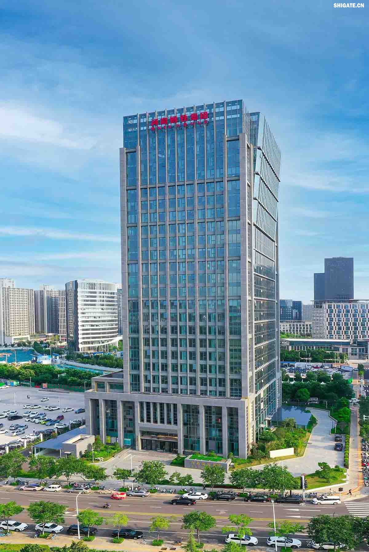111.jpg 河南鋼鐵集團鄭州總部    河南鋼鐵集團有限公司（以下簡稱河南鋼鐵集團）2023年3月1日注冊成立，注冊資本為人民幣200億元，旗下有安鋼股份公司、周口鋼鐵公司（周鋼）、洛陽銅加工集團、舞陽礦業(yè)公司等子企業(yè)。薄學(xué)斌同志任董事長。河南鋼鐵集團是省委、省政府為推動全省鋼鐵產(chǎn)業(yè)轉(zhuǎn)型提質(zhì)、結(jié)構(gòu)調(diào)整和布局優(yōu)化，而作出的重大決策。河南鋼鐵集團的核心企業(yè)安鋼始建于1958年，是新中國第一批重點建設(shè)的鋼鐵企業(yè)，為河南經(jīng)濟社會發(fā)展作出了不可磨滅的歷史性貢獻。2023年12月，洛陽銅加工集團有限責(zé)任公司加入集團大家庭，開啟了全省鋼鐵、有色產(chǎn)業(yè)融合發(fā)展新征程；2024年7月，集團進入省管重要骨干企業(yè)序列，肩負起帶動全省鋼鐵產(chǎn)業(yè)轉(zhuǎn)型提質(zhì)、結(jié)構(gòu)調(diào)整、布局優(yōu)化和推進全省鋼鋁銅鎂融合發(fā)展的重要使命。  新的歷史時期，河南鋼鐵集團深入學(xué)習(xí)貫徹習(xí)近平總書記關(guān)于建設(shè)現(xiàn)代化產(chǎn)業(yè)體系的重要論述，主動扛起引領(lǐng)帶動全省鋼鐵產(chǎn)業(yè)和有色產(chǎn)業(yè)高質(zhì)量發(fā)展的責(zé)任擔(dān)當，明確了今后一個時期“1356”發(fā)展格局，構(gòu)畫了未來發(fā)展的大方向、大路子。按照“穩(wěn)住基本盤、邁向中高端、搶占新賽道”的發(fā)展路徑和“一年打基礎(chǔ)、三年上臺階、五年創(chuàng)一流”階段目標，堅持高端化、智能化、綠色化，向特鋼轉(zhuǎn)型，向先進合金材料轉(zhuǎn)型，著力打造效益一流、產(chǎn)品一流、技術(shù)一流、品牌一流、環(huán)境一流、管理一流，營業(yè)收入、資產(chǎn)規(guī)模均達千億級，具有國際影響力、國內(nèi)一流競爭力、區(qū)域最強帶動力的現(xiàn)代化冶金產(chǎn)業(yè)集團。
