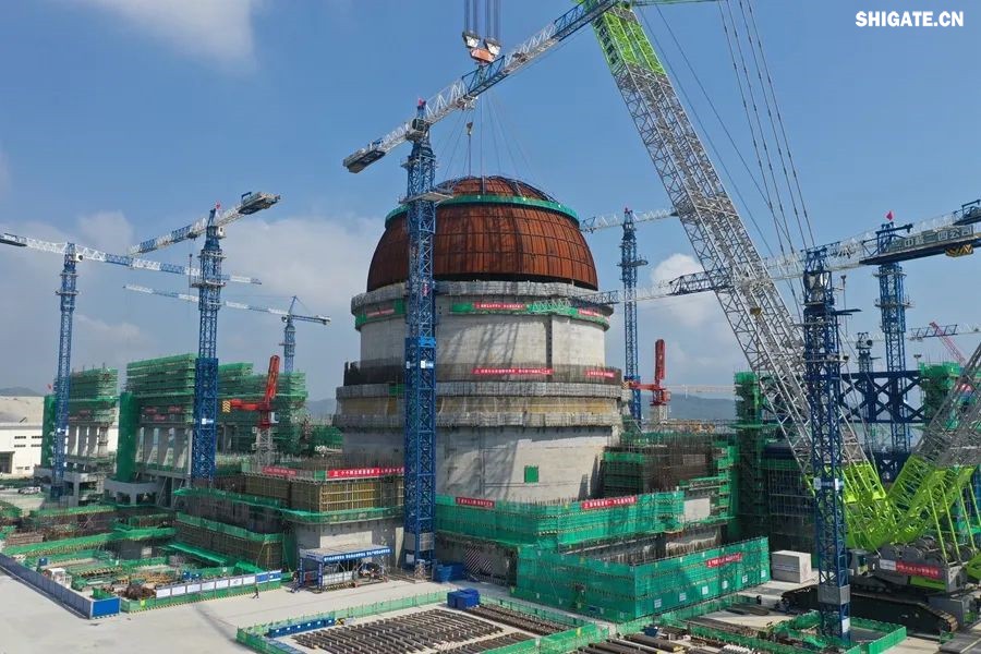 近日，“華龍一號(hào)”批量化建設(shè)項(xiàng)目——漳州核電項(xiàng)目2號(hào)機(jī)組熱態(tài)性能試驗(yàn)順利完成。河鋼集團(tuán)舞鋼公司生產(chǎn)的高端核電鋼板批量應(yīng)用在漳州核電項(xiàng)目1~4號(hào)機(jī)組的穩(wěn)壓器、蒸汽發(fā)生器、人員閘門(mén)、設(shè)備閘門(mén)、硼注箱等核島級(jí)關(guān)鍵設(shè)備制造。  舞鋼公司堅(jiān)定特鋼思路，依托自身深厚的技術(shù)積淀，不斷開(kāi)發(fā)更多滿足市場(chǎng)需求的高端核電鋼。針對(duì)漳州核電項(xiàng)目用鋼特點(diǎn)，舞鋼公司組建專(zhuān)項(xiàng)技術(shù)團(tuán)隊(duì)，進(jìn)一步完善核電鋼板質(zhì)量保證體系，優(yōu)化冶煉、軋制與熱處理工藝，確保了生產(chǎn)出的高端核電用鋼板性能穩(wěn)定，滿足了客戶需求，成功實(shí)現(xiàn)批量應(yīng)用，為“華龍一號(hào)”核電項(xiàng)目建設(shè)提供了重要的材料保障，助力我國(guó)核電產(chǎn)業(yè)發(fā)展。     b5c22239-6b29-4959-9963-b9c789c943c8.jpg     漳州核電項(xiàng)目是我國(guó)自主三代核電技術(shù)“華龍一號(hào)”批量化建設(shè)的始發(fā)地，也是全球最大的“華龍一號(hào)”核電基地，規(guī)劃建設(shè)6臺(tái)“華龍一號(hào)”核電機(jī)組，總裝機(jī)容量720萬(wàn)千瓦，全部投產(chǎn)后年發(fā)電量超600億千瓦時(shí)。  從秦山核電站到漳州核電項(xiàng)目，從常規(guī)島到核島，舞鋼公司生產(chǎn)的核電鋼板深度參與了我國(guó)眾多核電項(xiàng)目建設(shè)。隨著“華龍一號(hào)”批量化建設(shè)的快速推進(jìn)，舞鋼公司將繼續(xù)以“科技創(chuàng)新和技術(shù)營(yíng)銷(xiāo)”為兩大引擎，助推“雙碳”目標(biāo)實(shí)現(xiàn)，促進(jìn)全球清潔能源發(fā)展貢獻(xiàn)“中國(guó)方案”。