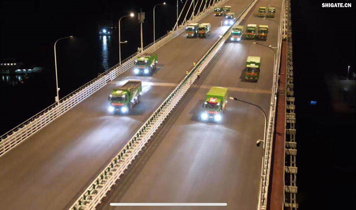 6月16日22時，世界最大跨度斜拉橋——常泰長江大橋燈火通明，車聲轟鳴，一場通車前的“極限挑戰(zhàn)”正緊張進行。30輛總重達1200噸的四軸加載車，分批列隊駛上橋面預(yù)先劃定的停靠點，并由提前布置在橋梁各關(guān)鍵部位的869個傳感器開展實時監(jiān)測，采集測試數(shù)據(jù)。由此，大橋跨江公鐵合建段主橋橋梁荷載試驗全面啟動。    AA1GQ79M.jpg    這次荷載試驗覆蓋范圍具體包括1座主跨1208米斜拉橋、2座主跨388米鋼桁拱專用航道橋、1座非通航道孔橋以及南北兩座引橋，共設(shè)計119個靜載工況和111個動載工況。其中，最大對稱靜力加載工況將動用110輛四軸加載車，總重達4400噸。試驗將持續(xù)一周，分五個階段進行。試驗首日在錄安洲非通航孔橋和常州側(cè)公鐵合建段引橋?qū)嵤? 常泰長江大橋是連通常州與泰興的跨江通道，是長江上首座集高速公路、城際鐵路和普通公路三種功能于一體的雙層復(fù)合型橋梁，計劃于今年年內(nèi)基本建成。它的上層為雙向六車道高速公路，下層為雙線城際鐵路和普通公路。如此復(fù)雜的結(jié)構(gòu)，如何確保它在未來百年服役中安全可靠？答案就藏在荷載試驗中。    AA1GQduQ.jpg    荷載試驗堪稱橋梁通車前的“綜合大考”，是確保橋梁安全運營的“體檢報告”。江蘇省交通工程建設(shè)局常泰長江大橋建設(shè)指揮部現(xiàn)場常務(wù)副指揮長夏鵬飛介紹，“荷載試驗是檢測橋梁結(jié)構(gòu)安全和承載能力的重要手段，通過科學的加載測試和數(shù)據(jù)采集分析，驗證實際成橋狀態(tài)與理論設(shè)計的鍥合度，確保常泰長江大橋運營安全。”考慮到大橋主體采用鋼結(jié)構(gòu)和鋼-混凝土組合結(jié)構(gòu)，為最大限度減少晝夜溫差對測試數(shù)據(jù)的影響，所有試驗均安排在夜間實施。  通過一系列科學嚴謹?shù)暮奢d測試，這座世界級多功能大橋的實際性能將得到充分檢驗，為常泰長江大橋后續(xù)安全通車運營提供至關(guān)重要的數(shù)據(jù)支撐。