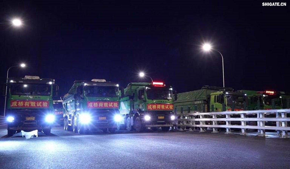 6月16日22時，世界最大跨度斜拉橋——常泰長江大橋燈火通明，車聲轟鳴，一場通車前的“極限挑戰(zhàn)”正緊張進行。30輛總重達1200噸的四軸加載車，分批列隊駛上橋面預(yù)先劃定的?？奎c，并由提前布置在橋梁各關(guān)鍵部位的869個傳感器開展實時監(jiān)測，采集測試數(shù)據(jù)。由此，大橋跨江公鐵合建段主橋橋梁荷載試驗全面啟動。    AA1GQ79M.jpg    這次荷載試驗覆蓋范圍具體包括1座主跨1208米斜拉橋、2座主跨388米鋼桁拱專用航道橋、1座非通航道孔橋以及南北兩座引橋，共設(shè)計119個靜載工況和111個動載工況。其中，最大對稱靜力加載工況將動用110輛四軸加載車，總重達4400噸。試驗將持續(xù)一周，分五個階段進行。試驗首日在錄安洲非通航孔橋和常州側(cè)公鐵合建段引橋?qū)嵤? 常泰長江大橋是連通常州與泰興的跨江通道，是長江上首座集高速公路、城際鐵路和普通公路三種功能于一體的雙層復(fù)合型橋梁，計劃于今年年內(nèi)基本建成。它的上層為雙向六車道高速公路，下層為雙線城際鐵路和普通公路。如此復(fù)雜的結(jié)構(gòu)，如何確保它在未來百年服役中安全可靠？答案就藏在荷載試驗中。    AA1GQduQ.jpg    荷載試驗堪稱橋梁通車前的“綜合大考”，是確保橋梁安全運營的“體檢報告”。江蘇省交通工程建設(shè)局常泰長江大橋建設(shè)指揮部現(xiàn)場常務(wù)副指揮長夏鵬飛介紹，“荷載試驗是檢測橋梁結(jié)構(gòu)安全和承載能力的重要手段，通過科學的加載測試和數(shù)據(jù)采集分析，驗證實際成橋狀態(tài)與理論設(shè)計的鍥合度，確保常泰長江大橋運營安全?！笨紤]到大橋主體采用鋼結(jié)構(gòu)和鋼-混凝土組合結(jié)構(gòu)，為最大限度減少晝夜溫差對測試數(shù)據(jù)的影響，所有試驗均安排在夜間實施。  通過一系列科學嚴謹?shù)暮奢d測試，這座世界級多功能大橋的實際性能將得到充分檢驗，為常泰長江大橋后續(xù)安全通車運營提供至關(guān)重要的數(shù)據(jù)支撐。