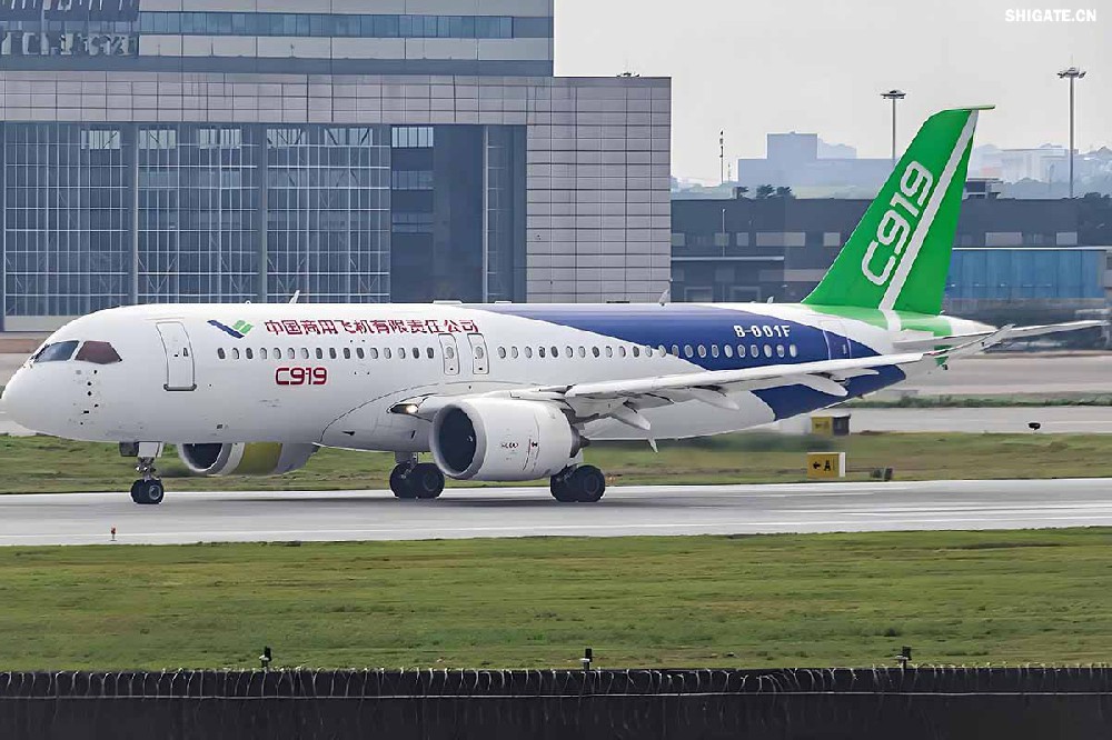 12月9日，國產大飛機C919的全球首家用戶東航，正式接收首架C919飛機，標志著國產大飛機邁出市場運營的“第一步”，也標志著中國民航運輸市場首次擁有中國自主研發(fā)的噴氣式干線飛機。  消息傳來，河鋼集團干部職工倍感振奮。因為，國產大飛機工程也凝聚了河鋼干部職工的心血和汗水，見證了河鋼人的獨特貢獻。河鋼自主研發(fā)的390mm大厚度調質鋼20MnNiMo，填補國內空白，用于大飛機項目的核心設備——世界最大的8萬噸級模鍛壓機制造，為國產大飛機提供堅強的鋼鐵支撐。    建功大國重器  航空模鍛件是飛機的“鋼脊鐵翅”，需要大型的模鍛設備才能高質量批量鍛制。在中國制造大型模鍛壓機之前，僅有美國、俄羅斯、法國3個國家有類似設備，最大鍛造等級為俄羅斯的7.5萬噸級。  2003年，我國啟動重型模鍛壓機論證，組成專家隊伍開始研制世界最大的8萬噸級大型模鍛壓機。正是該項目的啟動，讓河鋼與國產大飛機結下不解之緣。  制造模鍛壓機機架所用頂級鋼板——大厚度調質鋼20MnNiMo，是該裝備中生產難度最大的鋼種，內部致密度、純潔度、機械性能及平直度等各項標準要求極高，且由于鋼板大單重、大厚度，其表面質量、性能合格率、探傷合格率極難保證，生產難度很大。此前，國內沒有廠家能夠生產，國外進口同類鋼板每噸價格高達8萬元。  “為國造好鋼，建功大國重器。助力大飛機制造，河鋼人義不容辭！”2009年2月，接到任務的河鋼集團舞鋼公司（以下簡稱舞鋼）立即組織技術人員開展專項攻關，先后解決了鋼板內部金屬致密度純潔度、鋼板表面質量、鋼板熱處理機械性能、鋼板平直度等多項重大技術難題。  經過6個多月的攻堅克難，2009年7月，總量為82塊、2348噸的390mm大厚度調質鋼20MnNiMo全部生產完畢并成功交付。產品各項性能均超出國外同類產品標準，完全能夠滿足使用要求，價格卻遠遠低于同類進口產品，鋼板全部高質量按期交貨，獲得高度評價。  2013年4月，8萬噸級大型模鍛壓機建成投產。這臺總高42米、總重2.2萬噸的世界最大模鍛壓機，最大模鍛壓制力可達1000MN，壓機尺寸、整體質量和最大單件重量均為世界之首，僅用3分半鐘便可制作一個飛機起落架，將我國高端重大裝備的制造能力托舉到國際頂級水平。  2015年11月2日，由8萬噸大型模鍛壓機生產出的首款新一代噴氣式干線客機C919，面向全球公開亮相，壓機尺寸、整體質量和最大單件重量均為世界之首。    研發(fā)“爭氣鋼”  在河鋼人心中，為國產大飛機項目關鍵設備自主研發(fā)“爭氣鋼”，是一份舍我其誰的光榮和信任，更是一份為國爭光的使命和責任。秉持著這樣的認識和定位，舞鋼技術人員充分發(fā)揮技術優(yōu)勢，通力協(xié)作、密切配合，圓滿完成390mm大厚度調質鋼20MnNiMo研制任務。大厚度調質鋼20MnNiMo的研發(fā)過程中，煉鋼過程是關鍵環(huán)節(jié)之一。“由于390毫米厚的大飛機用調質鋼20MnNiMo要求內部致密度、潔凈度、調質后機械性能等各項標準都非常高，在一煉鋼環(huán)節(jié)，生產高品質的合格電渣錠熔煉母材——優(yōu)質20MnNiMo連鑄坯是基礎?！弊鳛槲桎撾娫厝奂夹g的首批研發(fā)者、參與者、見證者，舞鋼一檔技術主管畢殿閣談及該鋼的研發(fā)記憶猶新，“在此之前，20MnNiMo鋼種從未在舞鋼一煉鋼1900mm連鑄機生產線上生產過。”  據畢殿閣介紹，由于高鎳高鉬連鑄坯易產生裂紋，生產困難不可想象。但大飛機項目作為國家一項重大項目，“建功大國重器”激發(fā)了職工們的榮耀感和使命感，舞鋼為此專門成立了攻關隊，并制定了一系列激勵措施，全力以赴挑戰(zhàn)極限，克服了一切不可預見的困難。  連鑄車間從控制澆注鋼水過熱度、調整鑄機二冷水參數、調整鑄機澆注拉速等，一項一項消除可能造成澆注失敗的不利因素，成功研發(fā)出了針對20MnNiMo鋼種的澆注工藝，并保證了鋼坯成功澆注。在電渣重熔環(huán)節(jié)，創(chuàng)新渣系的研究與開發(fā)以及熔速、冷卻制度，確保電渣爐的生產順行和電渣錠內部質量。  20MnNiMo鋼板軋制環(huán)節(jié)，更是困難重重，最大的難關莫過于鋼板表面質量及板型軋制攻關。  今年50歲的“河鋼工匠”、舞鋼軋鋼首批高級作業(yè)師任亞強是當時20MnNiMo軋制攻關團隊的主操手。“當時是20MnNiMo鋼板的國內首次生產，我們必須要精心操作、精準控制，努力實現(xiàn)‘國內首創(chuàng)’優(yōu)秀成果?！睘榇?，任亞強連續(xù)半個月堅守在崗位上，并通過自己的觀察、思考，提出在軋制中對留尾、展寬及道次壓下量進行優(yōu)化，改善鋼板平直度，在終軋道次采用低速大壓下規(guī)程軋制的工藝改進方案。方案實施后，攻克了該鋼表面不允許有任何缺陷，平直度不超過6mm/米的行業(yè)軋制技術難題，圓滿完成該鋼種的軋制任務。  “人隨鋼走”是研發(fā)團隊成員、舞鋼科技部核電鋼研究所主管工程師張萌工作狀態(tài)的寫照。那段時間里，他日夜跟蹤生產，從煉鋼到軋鋼，采集記錄數據，為各環(huán)節(jié)的技術升級積淀原始依據。  為攻克該類大厚度鋼板內部性能易波動行業(yè)難題，他和同事輪流在生產現(xiàn)場熬夜，實在困了就趴在桌子邊打個盹兒。經過反復研究、試驗，他們最終找出了問題原因，根據試驗數據三次對工藝進行技術升級，得到了最優(yōu)工藝方案，也為后續(xù)其他品種電渣鋼的研發(fā)打下基礎。在鋼板熱處理工序，專門對一軋鋼的車底式爐進行技術升級攻關，保證了390mm厚、5米多長的鋼板熱處理冷卻后的性能穩(wěn)定；他們創(chuàng)新鋼板壓平工藝，攻克了鋼板的平直度難以控制的技術難題。  回憶那段難忘的研制經歷，張萌動情地說：“在熱處理環(huán)節(jié)，面對著數百度的輻射高溫，我們的職工們一只胳膊擋住被烤得生疼的臉，另一只胳膊湊近鋼板去放墊塊。正是經受住這樣的‘烤’驗，和精細到每一個環(huán)節(jié)的全方位過程控制，才讓我們收獲了來之不易的研發(fā)碩果?！?   點亮河鋼品牌  390mm大厚度調質鋼20MnNiMo的成功研制，為舞鋼積淀了豐厚的技術優(yōu)勢——“大飛機項目用390mm厚20MnNiMo鋼板的研制開發(fā)”技術成果榮獲中國鋼鐵工業(yè)協(xié)會、中國金屬學會和河北省冶金科學技術獎；電渣重熔技術成為舞鋼當前的“王牌技術”之一，電渣重熔水電鋼S500Q、S550Q最大厚度達到285mm厚度，在國內獨占鰲頭；核電鋼Q345D國標一級探傷要求380mm厚度規(guī)格品質國內首屈一指……以研發(fā)國家重大工程急需鋼材為己任，舞鋼在全面對接高端市場、服務國家重大工程中，實現(xiàn)了產品競爭力的快速提升。  在航空航天用鋼領域，舞鋼為中國首次載人航天飛行及天宮一號、神舟九號和長征二號F的研制配套做出了突出貢獻。同時，在水電、核電、石油化工煤化工、海洋工程、高層建筑、橋梁等用鋼諸多領域，均發(fā)揮了關鍵性作用。  舞鋼的產品創(chuàng)新研發(fā)，是河鋼持續(xù)推進客戶結構、產品結構“兩個結構優(yōu)化”的縮影。近年來，河鋼大力培育行業(yè)第一、唯一，加快在超高強汽車鋼、覆膜家電板、海工鋼等領域打造更多“單打冠軍”。  研制開發(fā)的船用LNG低溫奧氏體型高錳鋼、超厚加釩鉻鉬鋼板、特殊功能鋅鋁鎂涂層等30余個新產品填補國內空白。核電用鋼、海洋工程用鋼、鍋爐及壓力容器用鋼、高強抗震鋼筋等產品國內第一品牌優(yōu)勢更加凸顯……  如今，河鋼定制研發(fā)的一系列高端產品廣泛應用于港珠澳大橋、“華龍一號”核電站、“天眼”工程、奧運工程、國產大飛機、極地重載運輸船、航空航天等系列重大科技和工程項目，在鑄就“大國重器”中彰顯了河鋼品牌的力量與擔當。